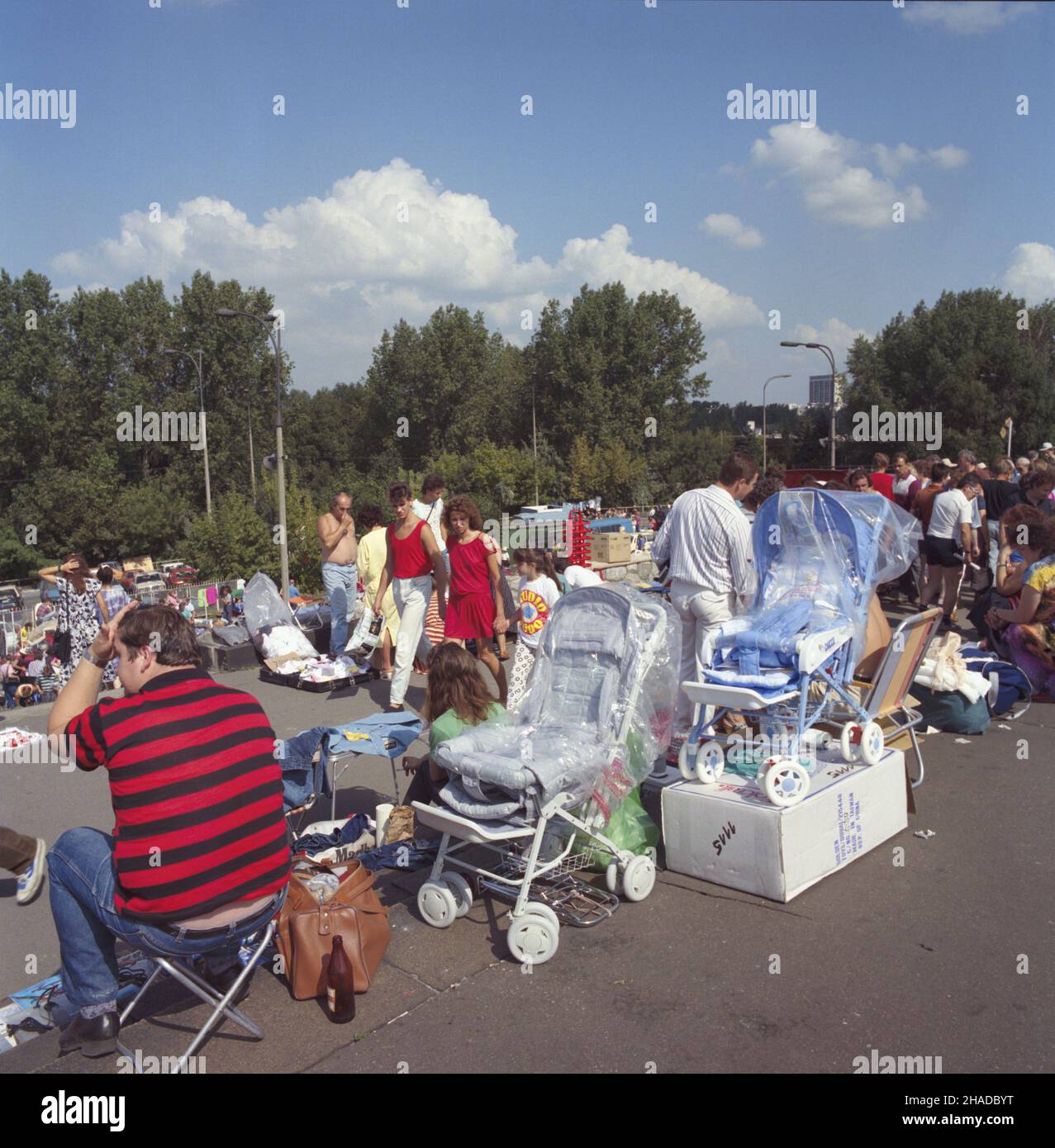 Warszawa 08,1990. Handel na Stadionie Dziesiêciolecia Manifestu Lipcowego (Stadion X-lecia) na Pradze. Na koronie stadionu i b³oniach Bazar zorganizowa³o Przedsiêbiorstwo Przemys³owo-Handlowe i Us³ugowe DAMIS. NZ. pocz¹tki wolnego rynku. mw PAP/Ireneusz Sobieszczuk Dok³adny dzieñ wydarzenia nieustalony. Warschau, August 1990. Handel zum 10th. Jahrestag des Manifesto Stadions im Juli im Bezirk Praga. Der Markt wurde an der Spitze des Stadions und in der Umgebung gemeinsam vom Damis Industrie-, Handels- und Dienstleistungsunternehmen organisiert. Im Bild: Die Anfänge des freien Marktes in Polan Stockfoto