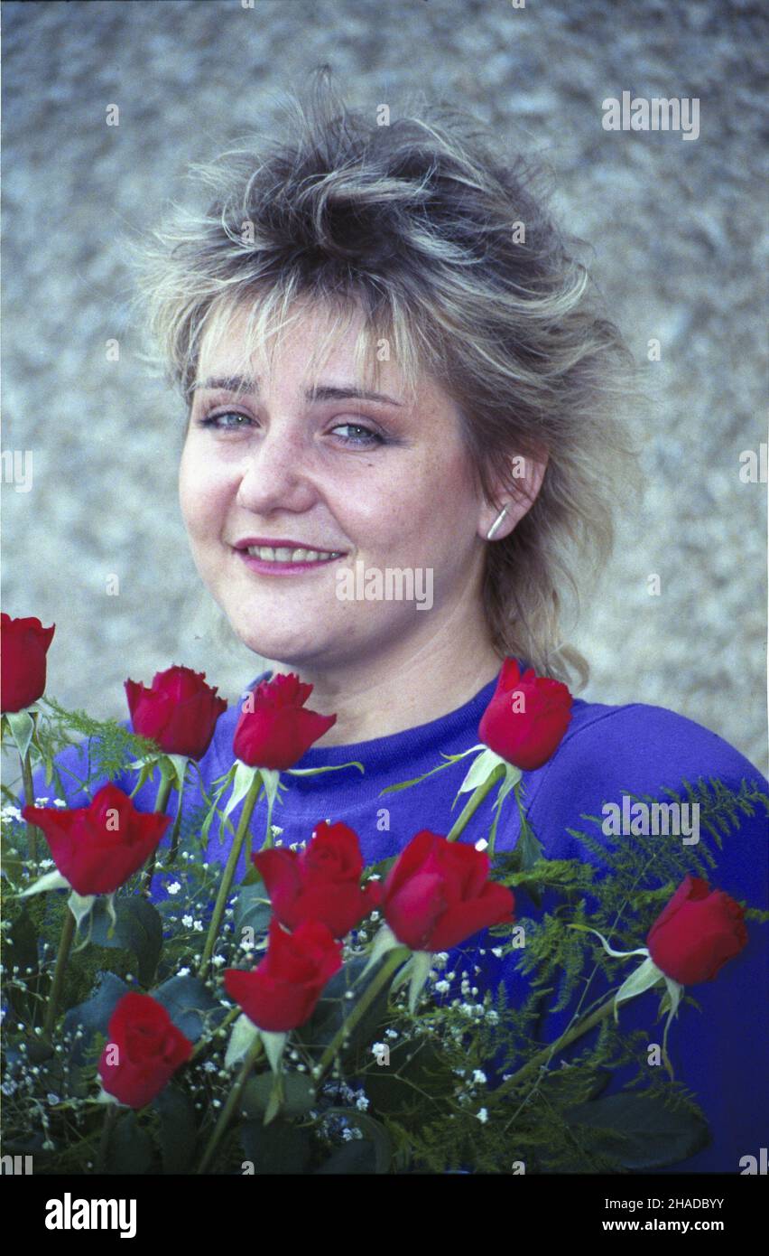 Sopot 08,1990. Laureatka XXVII Miêdzynarodowego Festiwalu Piosenki w Operze Leœnej Lora Szafran. Grand Prix i Bursztynowego S³owika zdoby³a piosenkarka za interpretacjê utworu pt. Vertrauen Sie Mir Sofort. Dosta³a te¿ m.in. Srebrny Mikrofon. mw PAP/Ireneusz Sobieszczuk Dok³adny dzieñ wydarzenia nieustalony. Sopot, August 1990. Die Gewinnerin des Internationalen Liedfestivals 27th in Sopot Lora Szafran, die für ihre Interpretation des Liedes Trust me auf einmal den Grad Prix und den Amber Nightingale Award gewonnen hat. mw PAP/Ireneusz Sobieszczuk Veranstaltungstag unbekannt Stockfoto