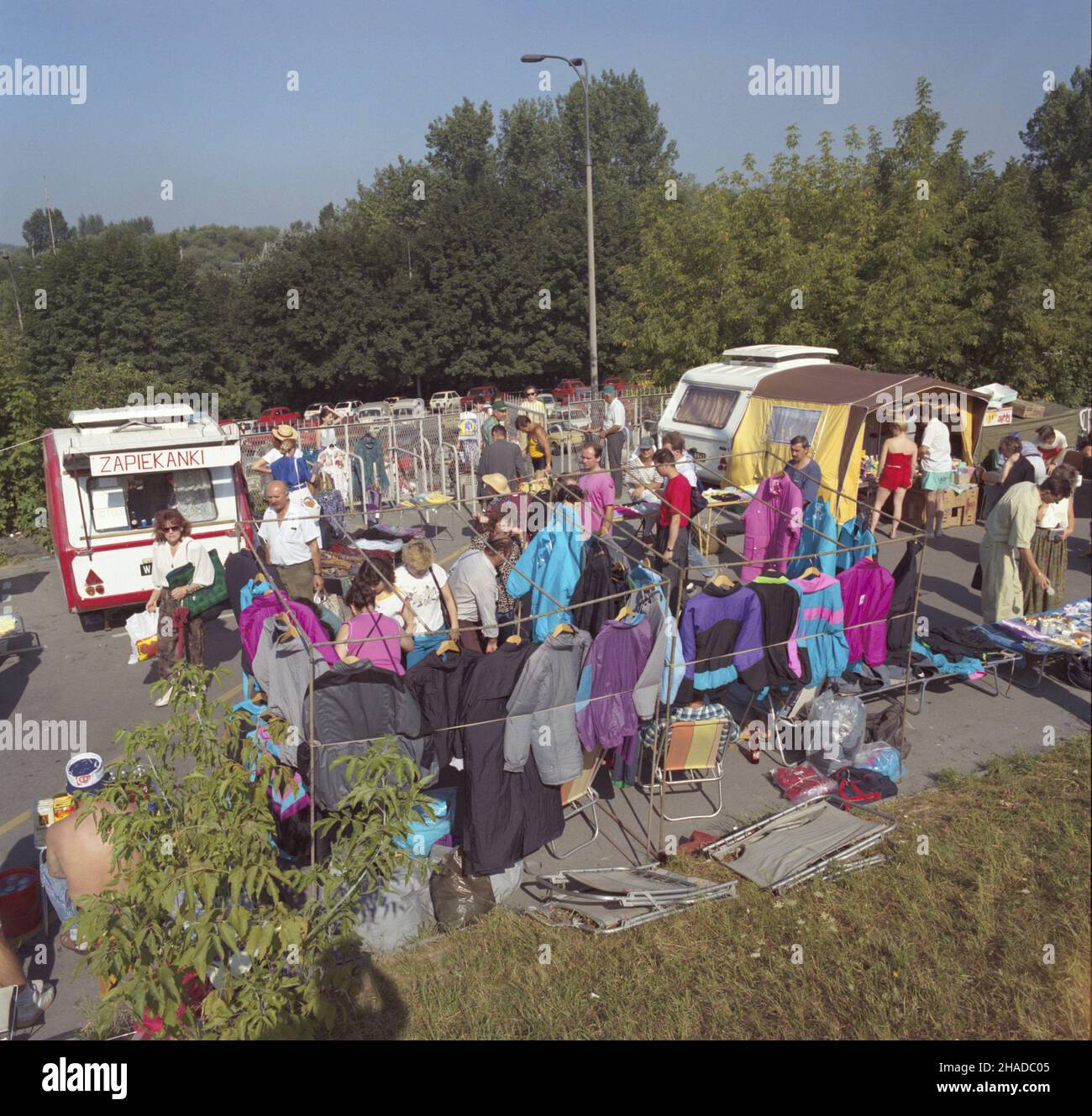 Warszawa 08,1990. Handel na Stadionie Dziesiêciolecia Manifestu Lipcowego (Stadion X-lecia) na Pradze. Na koronie stadionu i b³oniach Bazar zorganizowa³o Przedsiêbiorstwo Przemys³owo-Handlowe i Us³ugowe DAMIS. NZ. pocz¹tki wolnego rynku. mw PAP/Ireneusz Sobieszczuk Dok³adny dzieñ wydarzenia nieustalony. Warschau, August 1990. Handel zum 10th. Jahrestag des Manifesto Stadions im Juli im Bezirk Praga. Der Markt wurde an der Spitze des Stadions und in der Umgebung gemeinsam vom Damis Industrie-, Handels- und Dienstleistungsunternehmen organisiert. Im Bild: Die Anfänge des freien Marktes in Pola Stockfoto