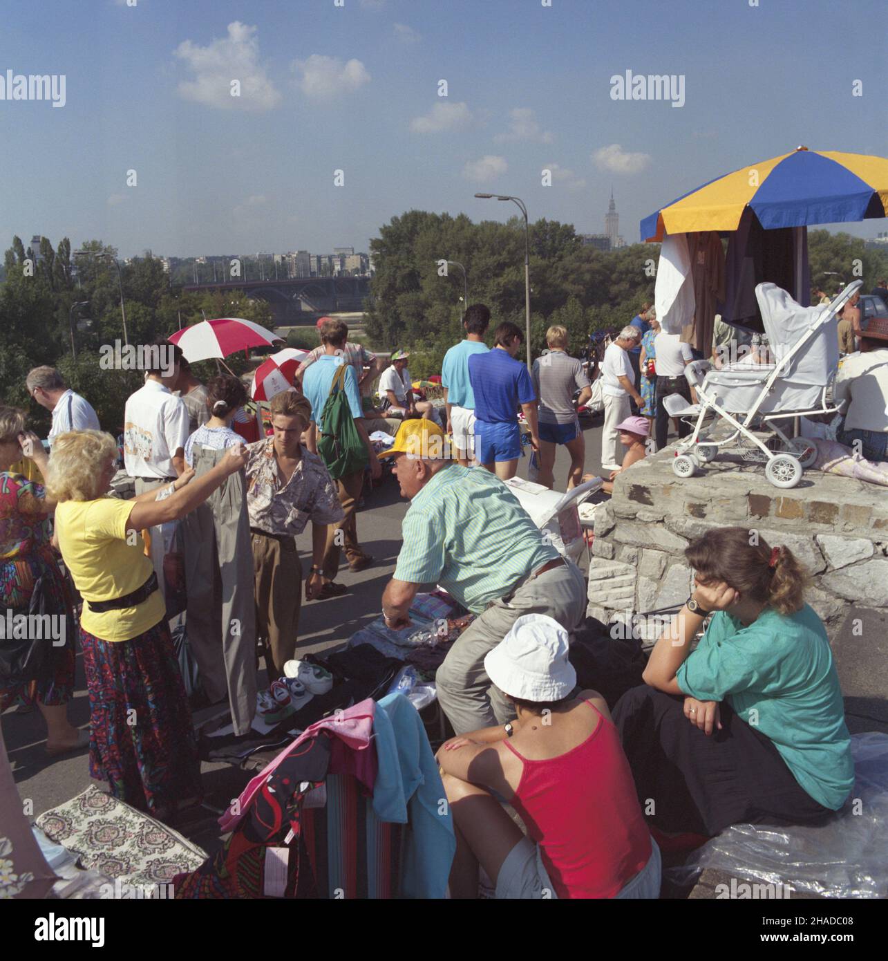 Warszawa 08,1990. Handel na Stadionie Dziesiêciolecia Manifestu Lipcowego (Stadion X-lecia) na Pradze. Na koronie stadionu i b³oniach Bazar zorganizowa³o Przedsiêbiorstwo Przemys³owo-Handlowe i Us³ugowe DAMIS. NZ. pocz¹tki wolnego rynku. mw PAP/Ireneusz Sobieszczuk Dok³adny dzieñ wydarzenia nieustalony. Warschau, August 1990. Handel zum 10th. Jahrestag des Manifesto Stadions im Juli im Bezirk Praga. Der Markt wurde an der Spitze des Stadions und in der Umgebung gemeinsam vom Damis Industrie-, Handels- und Dienstleistungsunternehmen organisiert. Im Bild: Die Anfänge des freien Marktes in Polan Stockfoto