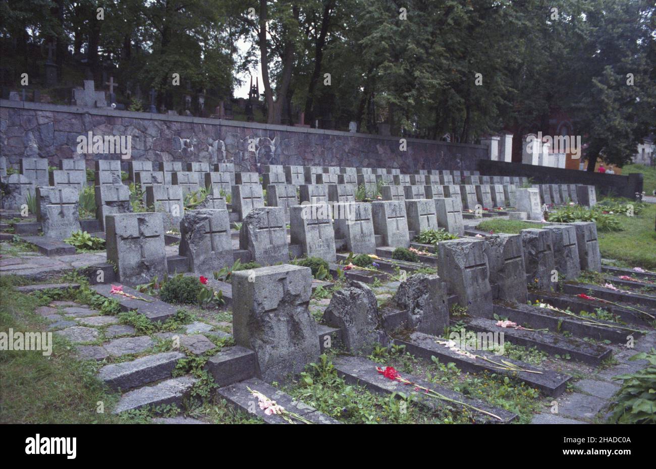 Litwa Wilno 08,1990. Cmentarz na Wileñskiej Rossie, jedna z najbardziej znanych polskich nekropoli narodowych. Spoczywaj¹ tu ¿o³nierze polegli w bojach w latach: 1919, 1920, 1939, 1944. mw PAP/Jan Bogacz Dok³adny dzieñ wydarzenia nieustalony. Litauen, Vilnius, August 1990. Der Vilnius Rasos Friedhof, einer der bekanntesten polnischen Nationalfriedhöfe mit Gräbern von Soldaten, die bei den Kämpfen in den Jahren 1919, 1920, 1939, 1944 getötet wurden. mw PAP/Jan Bogacz Veranstaltungstag unbekannt Stockfoto