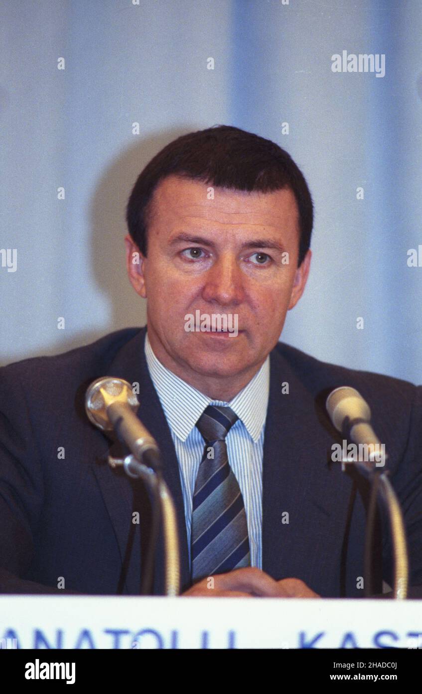 Warszawa 09,1990. Rosyjski psychiatra i psychoterapeuta, doktor nauk medycznych, hipnotyzer i bioenergoterapeuta Anatolij Michaj³owicz Kaszpirowski. Jego programy tehipnozy nadawane w Dwójce TVP bi³y rekordy popularnoœci. Nz. Anatolij Kaszpirowski na konferencji prasowej w Polskiej Agencji Interpress (PAI). mw PAP/Jan Bogacz Dok³adny dzieñ wydarzenia nieustalony. Warschau, September 1990. Russischer Psychiater und Psychotherapeut, Hypnotiseur und Praktiker der alternativen Medizin Anatoli Kashpirovsky. Seine TV-Hypnose-Sendung, die auf Chanel 2 des polnischen Fernsehens gezeigt wurde, genoss grea Stockfoto