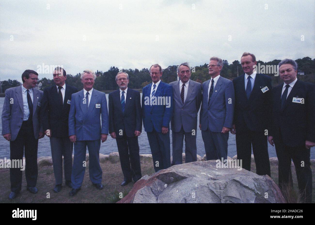 Szwecja Ronneby 03.09.1990. Stosunki miêdzynarodowe w regionie Morza Ba³tyckiego po zimnej wojnie. TU¿ po jej zakoñczeniu rz¹dy Polski i Szwecji, wyst¹pi³y z propozycj¹ zwo³ania konferencji szefów rz¹dów, poœwiêconej ochronie œrodowiska Morza Ba³tyckiego. Na konferencji w dniach 2–3 wrzeœnia 1990 roku w Ronneby, przyjêto Deklaracjê Morza Ba³tyckiego. NZ. m.in.: Minister œrodowiska RFN Klaus Topfer (2L), Premier Danii Poul Schluter (3L), Premier NRD Lothar de Maiziere (4L), Premier Norweger Jan P. Syse (5L), Premier RP Tadeusz Mazowiecki (6L), Premier Szwecji Ingvar Carlsson (7L), Premier Finla Stockfoto