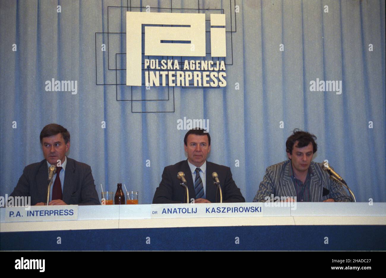 Warszawa 09,1990. Rosyjski psychiatra i psychoterapeuta, doktor nauk medycznych, hipnotyzer i bioenergoterapeuta Anatolij Michaj³owicz Kaszpirowski. Jego programy tehipnozy nadawane w Dwójce TVP bi³y rekordy popularnoœci. Nz. Anatolij Kaszpirowski (C) na konferencji prasowej w Polskiej Agencji Interpress (PAI), z lewej Stanis³aw £opuszañski P.A. Interpress. mw PAP/Jan Bogacz Dok³adny dzieñ wydarzenia nieustalony. Warschau, September 1990. Russischer Psychiater und Psychotherapeut, Hypnotiseur und Praktiker der alternativen Medizin Anatoli Kashpirovsky. Seine TV-Hypnose-Programm zeigen Stockfoto