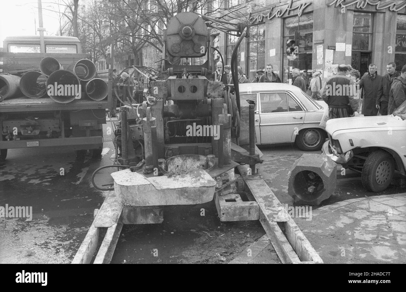 Warszawa 31.10.1990. Nieprawid³owe holowanie maszyny budowlanej by³o przyczyn¹ wypadku. Przy skrzy¿owaniu ulic ¯urawia i Marsza³kowska dŸwig urwa³ siê z holu, przygniót³ samochód osobowy marki Mercedes i uszkodzi³ inne Auto. Nikt nie zosta³ poszkodowany. meg PAP/Andrzej Rybczyñski Stockfoto