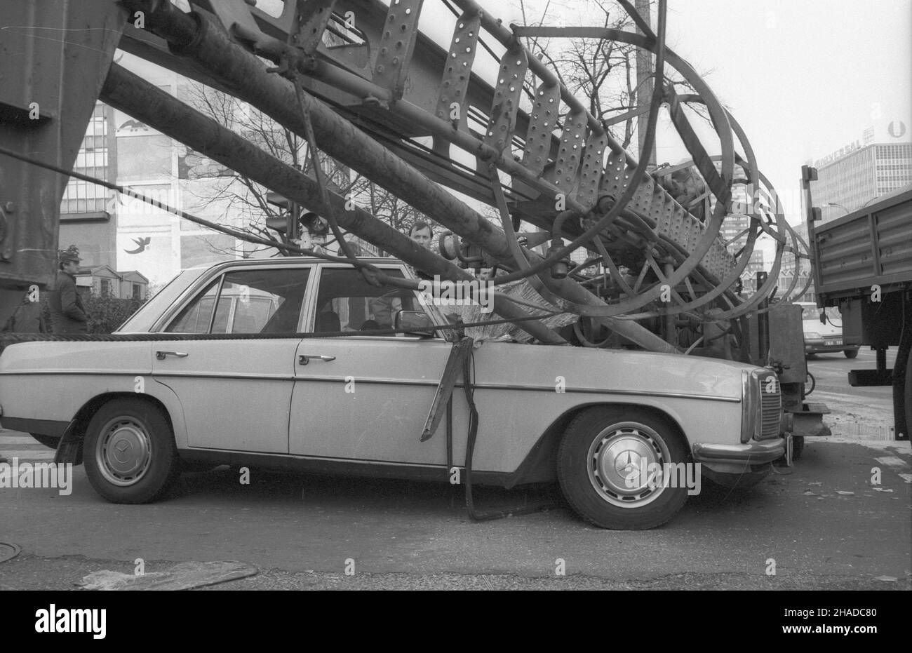 Warszawa 31.10.1990. Nieprawid³owe holowanie maszyny budowlanej by³o przyczyn¹ wypadku. Przy skrzy¿owaniu ulic ¯urawia i Marsza³kowska dŸwig urwa³ siê z holu, przygniót³ samochód osobowy marki Mercedes i uszkodzi³ inne Auto. Nikt nie zosta³ poszkodowany. meg PAP/Andrzej Rybczyñski Stockfoto