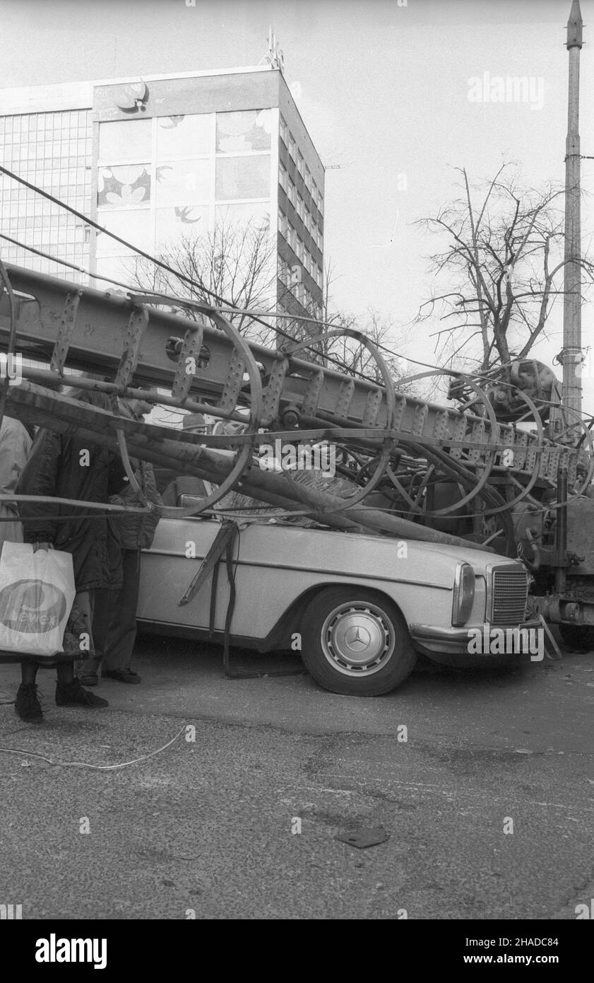 Warszawa 31.10.1990. Nieprawid³owe holowanie maszyny budowlanej by³o przyczyn¹ wypadku. Przy skrzy¿owaniu ulic ¯urawia i Marsza³kowska dŸwig urwa³ siê z holu i przygniót³ samochód osobowy marki Mercedes. Nikt nie zosta³ poszkodowany. meg PAP/Andrzej Rybczyñski Stockfoto