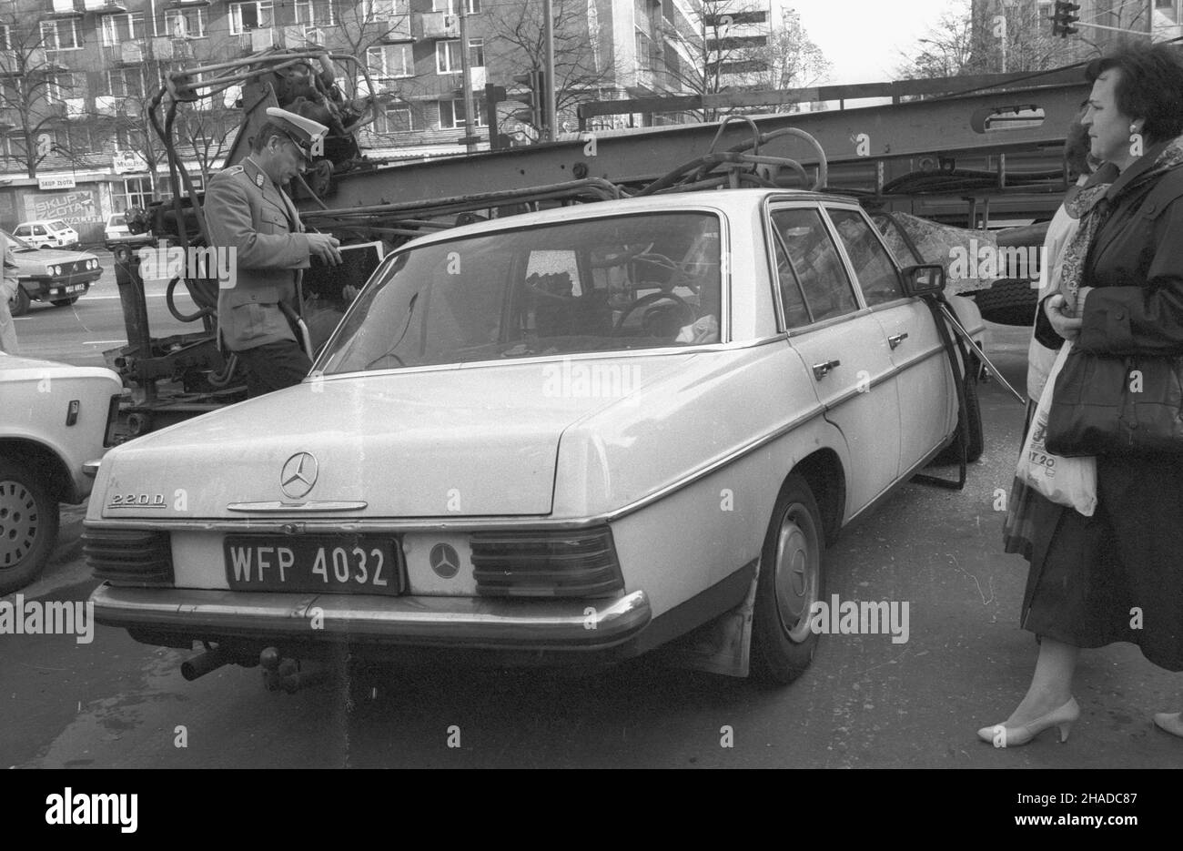 Warszawa 31.10.1990. Nieprawid³owe holowanie maszyny budowlanej by³o przyczyn¹ wypadku. Przy skrzy¿owaniu ulic ¯urawia i Marsza³kowska dŸwig urwa³ siê z holu, przygniót³ samochód osobowy marki Mercedes i uszkodzi³ inne Auto. Nikt nie zosta³ poszkodowany. meg PAP/Andrzej Rybczyñski Stockfoto
