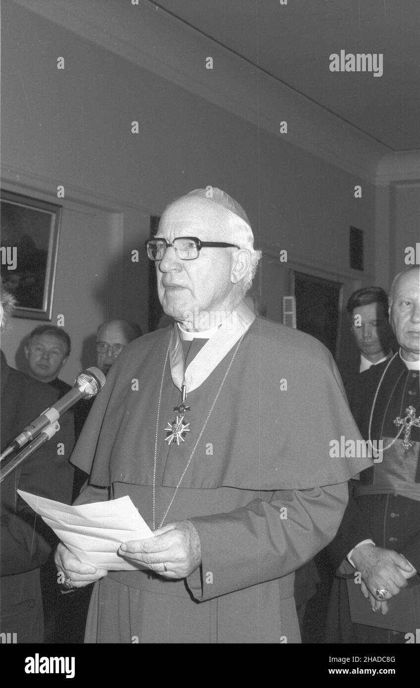 Warszawa 23.10.1990. Urz¹d Rady Ministrów. Uroczystoœæ odznaczenia Orderem Zas³ugi Polskiej Rzeczypospolitej Ludowej Holendra, arcybiskupa Utrechtu Marinusa Koka (nz). mky PAP/Adam Urbanek Stockfoto