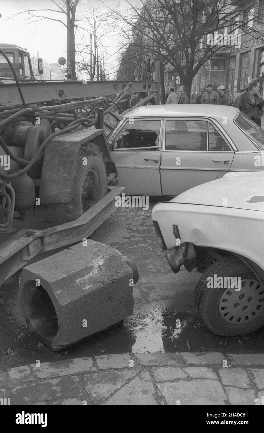 Warszawa 31.10.1990. Nieprawid³owe holowanie maszyny budowlanej by³o przyczyn¹ wypadku. Przy skrzy¿owaniu ulic ¯urawia i Marsza³kowska dŸwig urwa³ siê z holu, przygniót³ samochód osobowy marki Mercedes i uszkodzi³ inne Auto. Nikt nie zosta³ poszkodowany. meg PAP/Andrzej Rybczyñski Stockfoto