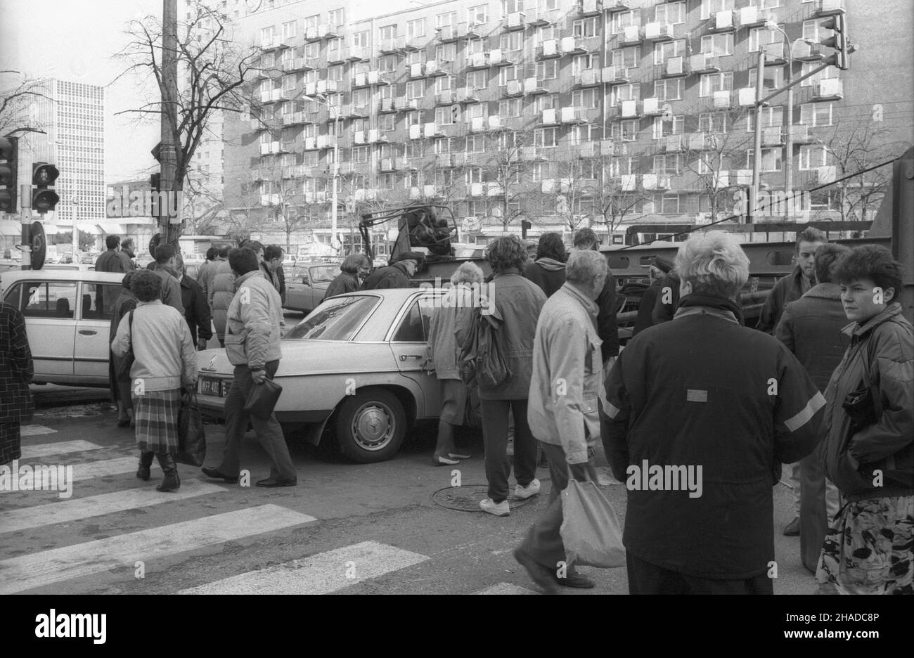 Warszawa 31.10.1990. Nieprawid³owe holowanie maszyny budowlanej by³o przyczyn¹ wypadku. Przy skrzy¿owaniu ulic ¯urawia i Marsza³kowska dŸwig urwa³ siê z holu, przygniót³ samochód osobowy marki Mercedes i uszkodzi³ inne Auto. Nikt nie zosta³ poszkodowany. meg PAP/Andrzej Rybczyñski Stockfoto