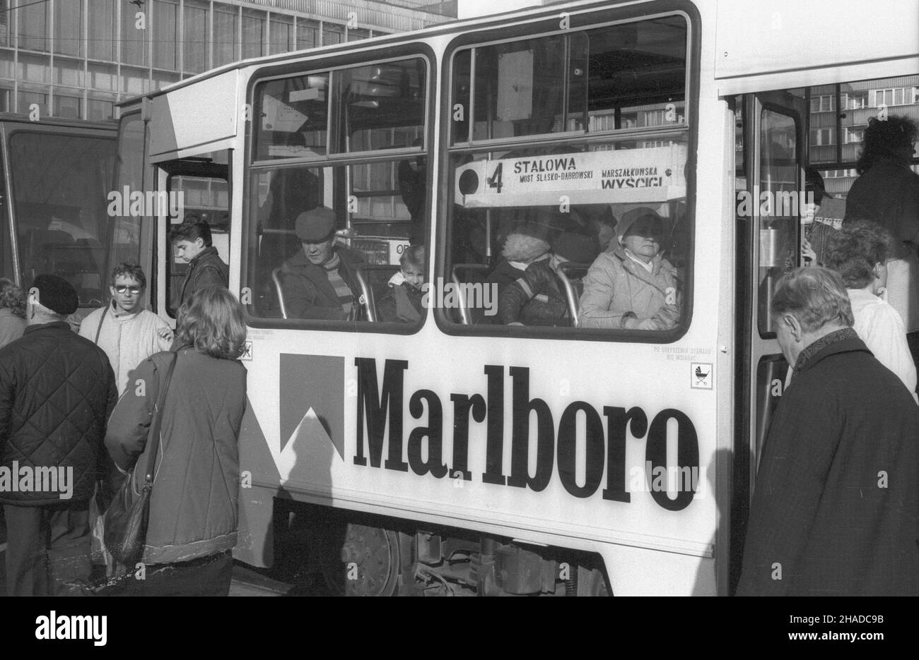 Warszawa 05.11.1990. Reklama papierosów Marlboro na wagonie tramwajowym linii 4 komunikacji miejskiej, przy skrzy¿owaniu ulicy Marsza³kowskiej i Alej Jerozolimskich. meg PAP/Zbigniew Matuszewski Stockfoto