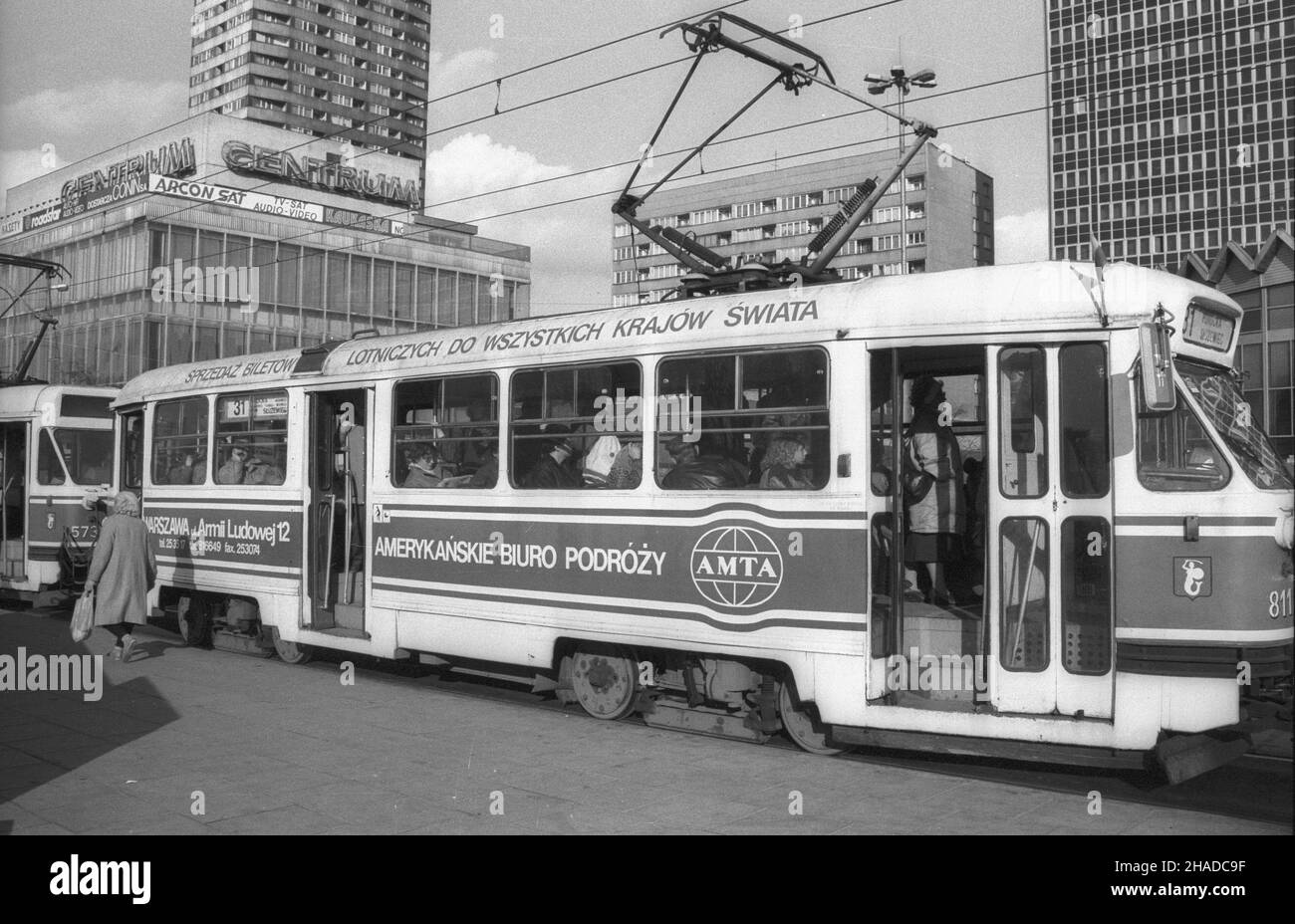 Warszawa 05.11.1990. Reklama amerykañskiego biura podró¿y AMTA na wagonie tramwajowym linii 31 komunikacji miejskiej, przy skrzy¿owaniu ulicy Marsza³kowskiej i Alej Jerozolimskich. meg PAP/Zbigniew Matuszewski Stockfoto