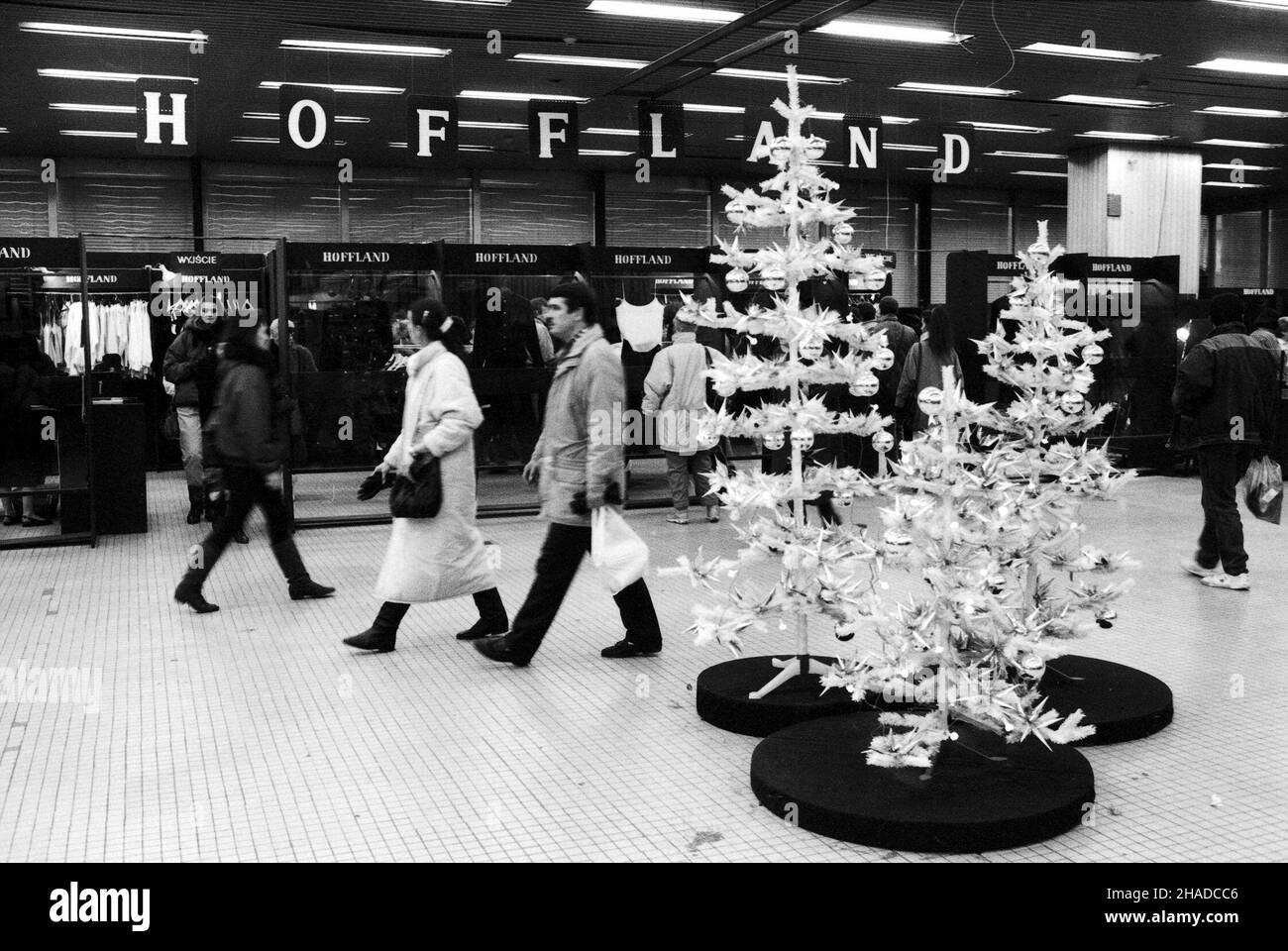 Warszawa , 12,1990. Domy Towarowe Centrum. Stoiska firmy Hoffland, której za³o¿ycielk¹ by³a projektantka mody Barbara Hoff, na sta³e wspó³pracuj¹ca z DT Centrum. (awol) PAP/Andrzej Rybczyñski Stockfoto