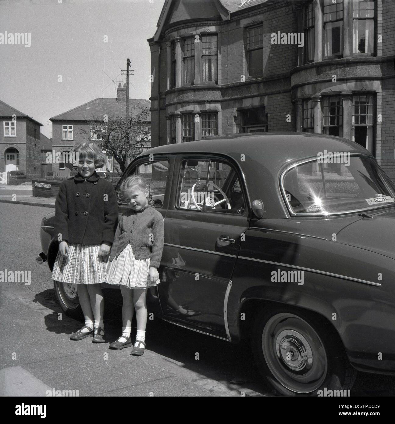 1958, historische, zwei junge Mädchen, Schwestern, stehen draußen in