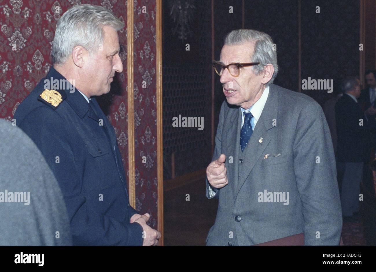 Warszawa 01,1991. Posiedzenie rz¹du Jana Krzysztofa Bieleckiego powo³anego przez Sejm 12 stycznia 1991r. NZ. minister obrony narodowej Piotr Ko³odziejczyk (L) i Minister sprawiedliwoœci Wies³aw Chrzanowski (Zjednoczenie Chrzeœcijañsko Narodowe ZchN). mw PAP/Jan Morek Dok³adny dzieñ wydarzenia nieustalony. Warschau, Januar 1991. Die Regierung von Jan Krzysztof Bielecki, die am 12. Januar 1991 vom Sejm gebilligt wurde, tagtes Land. Im Bild: Bundesverteidigungsminister Piotr Kolodziejczyk (L) und Justizminister Wieslaw Chrzanowski (Christian nationa Union). mw PAP/Jan Morek Veranstaltungstag unkno Stockfoto