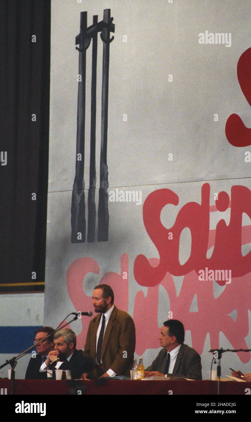 Gdañsk 23.02.1991. III Krajowy Zjazd Delegatów NSZZ Solidarnoœæ (23-24.02.1991) w hali sportowo-widowiskowej Olivia. NZ. m.in.: Premier Jan Krzysztof Bielecki (2L), Minister pracy i polityki spo³ecznej Micha³ Boni (2P). msa PAP/Stefan Kraszewski Danzig 23. Februar 1991. Der Nationale Kongress der Delegierten der Solidaritätsgewerkschaft 3rd (23.-24. Februar 1990) in der Olivia Hall. Im Bild unter anderem: Premierminister Jan Krzysztof Bielecki (2L), Minister für Arbeit und Sozialpolitik Michal Boni (2R). msa PAP/Stefan Kraszewski Stockfoto