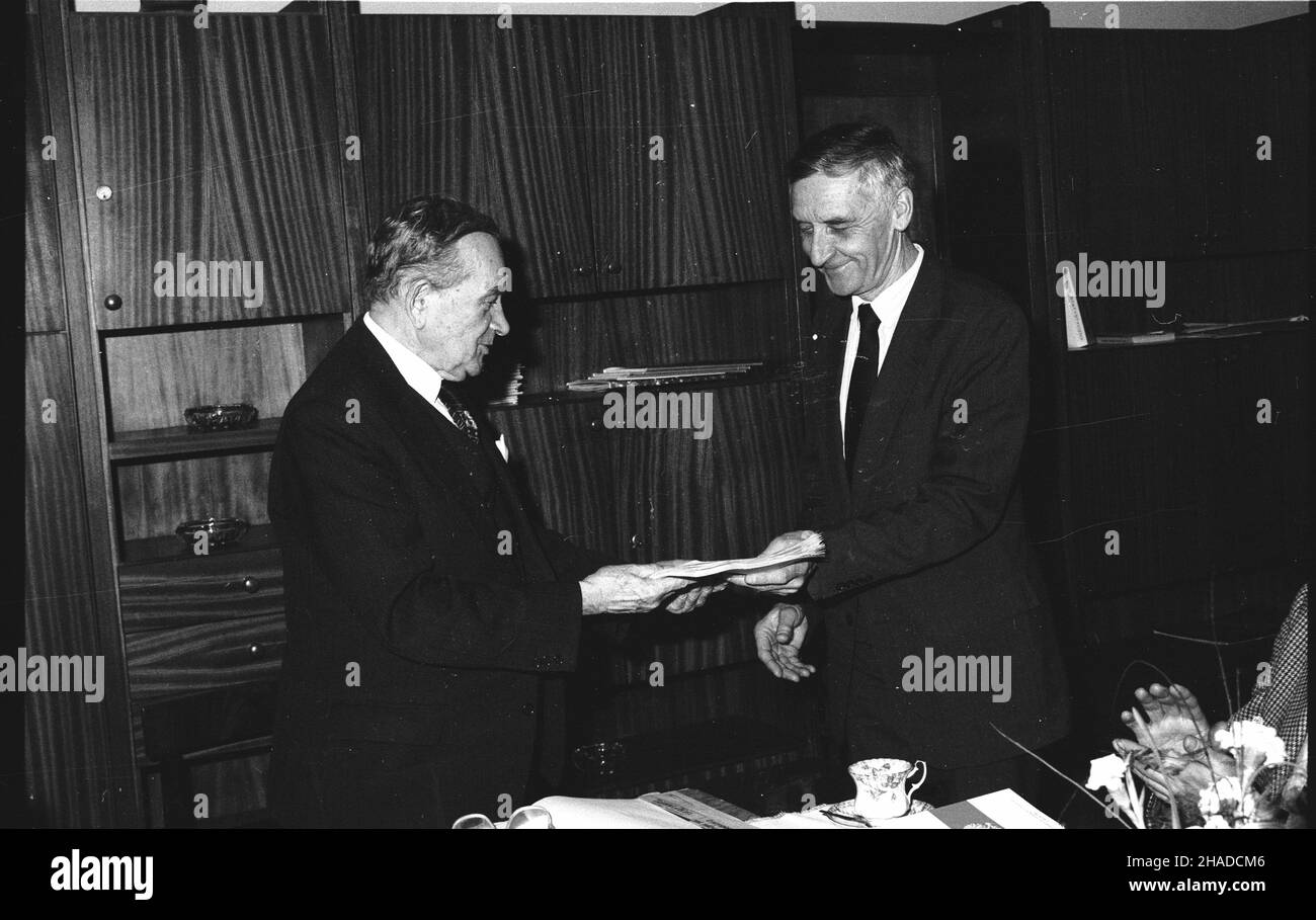 Warszawa, 27.02.1991. Symboliczne po³¹czenie PAP (Polskiej Agencji Prasowej) i PAT (Polskiej Agencji Telegraficznej). NZ. prezes PAP Ignacy Rutkiewicz (P) i ostatni redaktor naczelny PAT Ferdynand Pasiecznik (L). (ptr) PAP/CAF/Adam Urbanek Warschau, 27.02.1991. Eine symbolische Fusion von PAP (Polnische Presseagentur) und PAT (Polnische Telegrafenagentur). Im Bild: ignacy Rutkiewicz (R), präsident der PAP, und der letzte Chefredakteur von PAT Ferdynand Pasiecznik (L). (ptr) PAP/CAF/Adam Urbanek Stockfoto