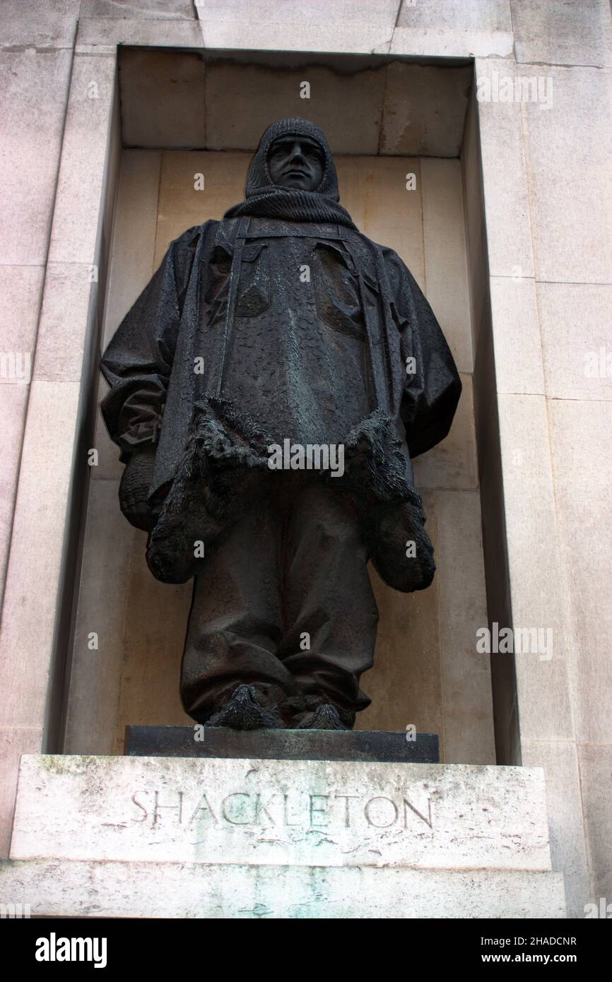 Die Statue von Sir Ernest Shackleton, vor dem Londoner Hauptsitz der Royal Geographical Society. Stockfoto