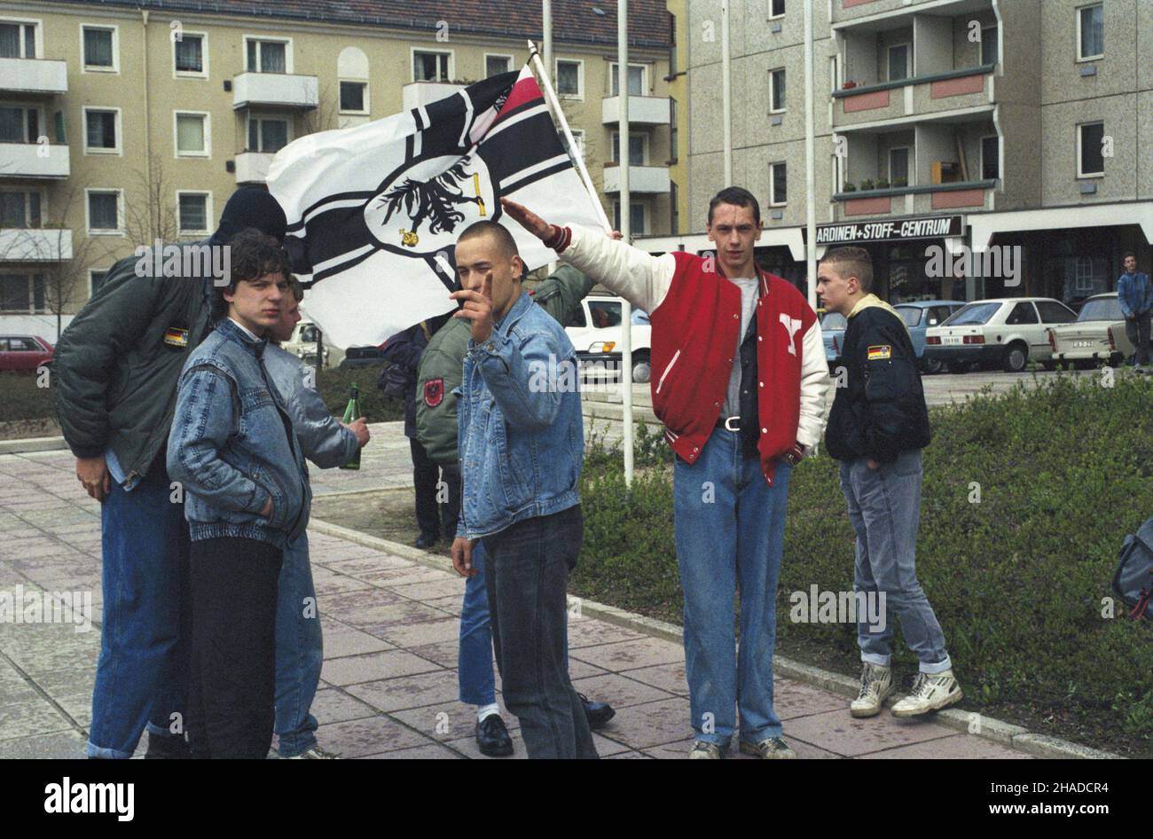 Niemcy Frankfurt nad Odr¹ 08.04.1991. Polacy uzyskali prawo podró¿owania do niektórych krajów europejskich, w tym do Niemiec, bez wiz. Decyzji otwarcia granicy polko-niemieckiej towarzyszy³y demonstracje zwolenników i przeciwników faszyzmu. NZ. grupa niemieckich neonazistów maniduje w pierwszym dniu otwarcia granicy. msa PAP/Ryszard Janowski Frankfurt (Oder), Deutschland 8. April 1991. Polen sind visumfreie Reisen in einige europäische Länder, einschließlich Deutschland, erlaubt. Die Öffnung der Grenze wurde von Demonstrationen von faschistischen Anhängern und Gegnern begleitet. Im Bild: Deutscher Neo-Na Stockfoto