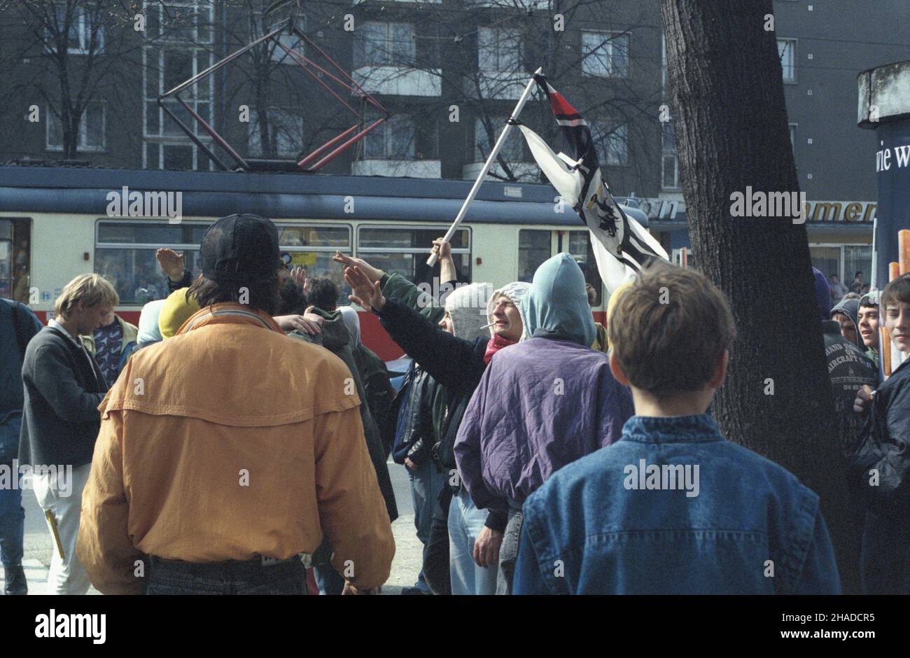 Niemcy Frankfurt nad Odr¹ 08.04.1991. Polacy uzyskali prawo podró¿owania do niektórych krajów europejskich, w tym do Niemiec, bez wiz. Decyzji otwarcia granicy polko-niemieckiej towarzyszy³y demonstracje zwolenników i przeciwników faszyzmu. NZ. grupa niemieckich neonazistów maniduje w pierwszym dniu otwarcia granicy. msa PAP/Ryszard Janowski Frankfurt (Oder), Deutschland 8. April 1991. Polen sind visumfreie Reisen in einige europäische Länder, einschließlich Deutschland, erlaubt. Die Öffnung der Grenze wurde von Demonstrationen von faschistischen Anhängern und Gegnern begleitet. Im Bild: Deutscher Neonazi Stockfoto