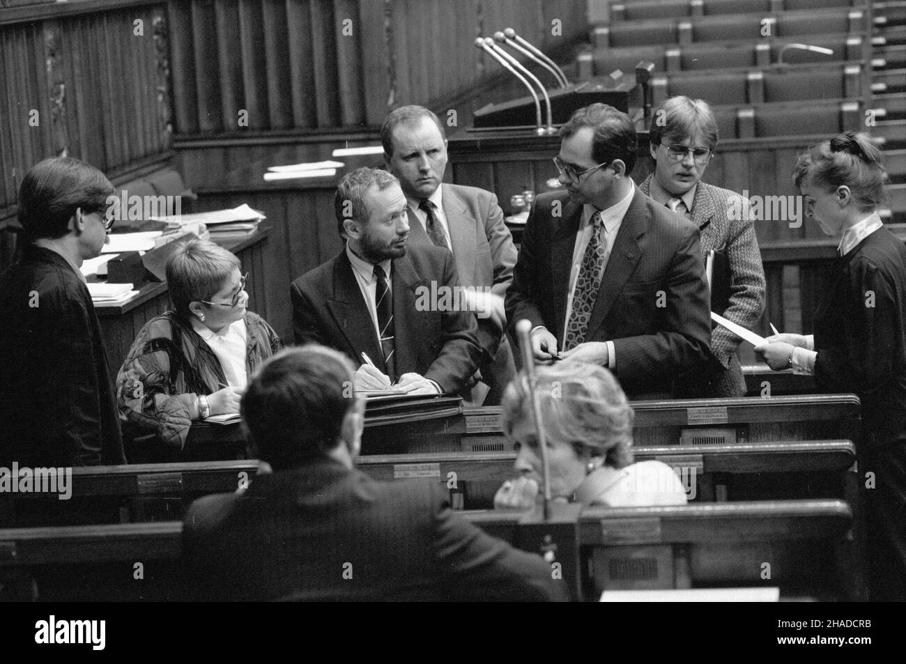 Warszawa, 04.04.1991. Micha³ Boni (3L) - Minister pracy i polityki socjalnej rozmawia z pos³ami m.in. GRA¿yn¹ Staniszewsk¹ (P) oraz Barbar¹ Labud¹ (2L) w przerwie obrad Sejmu. (ptr) PAP/CAF/Adam Urbanek Warschau, 04.04.1991. Die polnische Arbeits- und Sozialministerin Michal Boni spricht während einer Pause der Sejm-Sitzung in Warschau mit den Abgeordneten Grazyna Staniszewska (R) und Barbara Labuda (2L). (ptr) PAP/CAF/Adam Urbanek Stockfoto