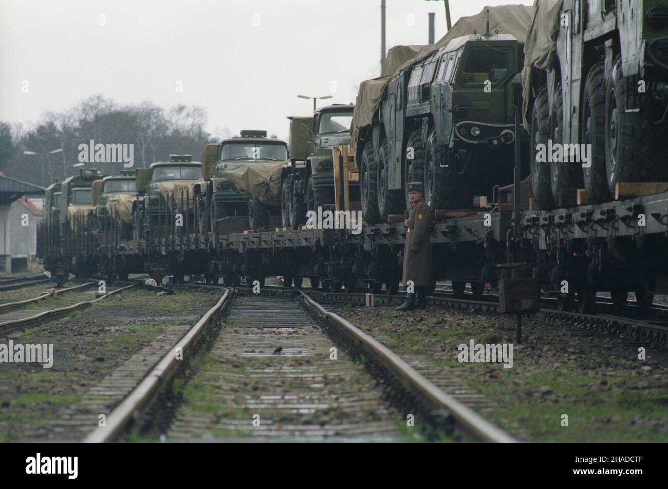 Borne Sulinowo 08.04.1991. Wycofanie wojsk radzieckich z Polski. Jako pierwsza wyje¿d¿a stacjonuj¹ca w Bornem Sulinowie 116 Orszañska Brygada Rakiet Operacyjno Taktycznych (nz.). msa PAP/Jerzy Undro Borne Sulinowo, 8. April 1991. Sowjetische Truppen verlassen Polen. Im Bild: Die sowjetische 116th Tactical Missile Brigade. msa PAP/Jerzy Undro Stockfoto