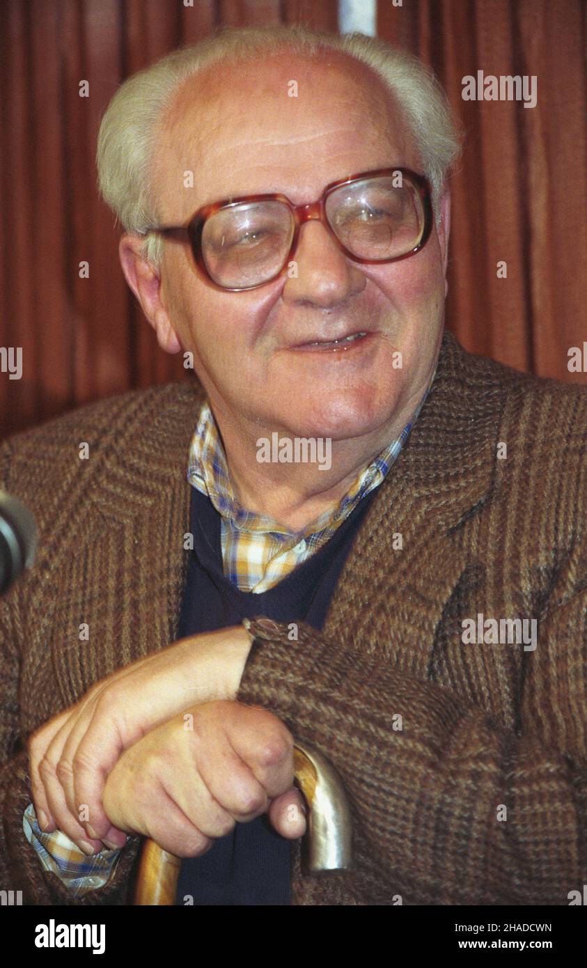 Warszawa 05,1991. Gustaw Herling-Grudziñski, pisarz, krytyk literacki, dziennikarz, ¿o³nierz, wiêzieñ ³agrów. Po 50 latach nieobecnoœci przyjecha³ do Polski 8 maja na uroczystoœæ nadania tytu³u doktora honoris causa przez Uniwersytet Poznañski. 13 i 14 maja spotka³ siê z czytelnikami w Pen Clubie i w Czytelniku. mw PAP/Grzegorz Rogiñski Dok³adny dzieñ wydarzenia nieustalony. Warschau, Mai 1991. Gustaw Herling-Grudzinski - Schriftsteller, Literaturkritiker, Journalist, Soldat, Gefangener sowjetischer Arbeitslager. Herling-Grudzinski besuchte Polen nach 50 Jahren Abwesenheit am 8. Mai, um ein h zu erhalten Stockfoto