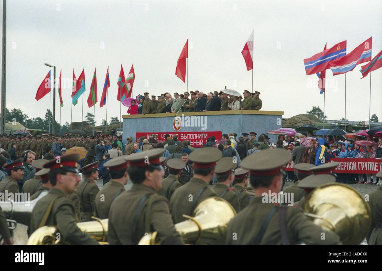 Borne Sulinowo 08.04.1991. Wycofanie wojsk radzieckich z Polski. Uroczystoœæ oficjalnego po¿egnania, wyje¿d¿aj¹cej jako pierwszej, stacjonuj¹cej w Bornem Sulinowie 116 Orszañskiej Brygady Rakiet Operacyjno Taktycznych. NZ. na trybunie stoj¹ m.in.: pose³ Jan Lityñski (6L), podsekretarz stanu w Ministerstwie Spraw Zagranicznych Jerzy Makarczyk (7L), dowódca Pó³nocnej Grupy Wojsk Armii Radzieckiej genera³ pu³kownik Wiktor Dubynin (przemawia, 9L), ambasador ZSRR w Polsce Jurij Kaszlew (10L) Jerzy PAP. Undro Borne Sulinowo, 8. April 1991. Sowjetische Truppen verlassen Polen. Im Bild: Ein Abschied Stockfoto