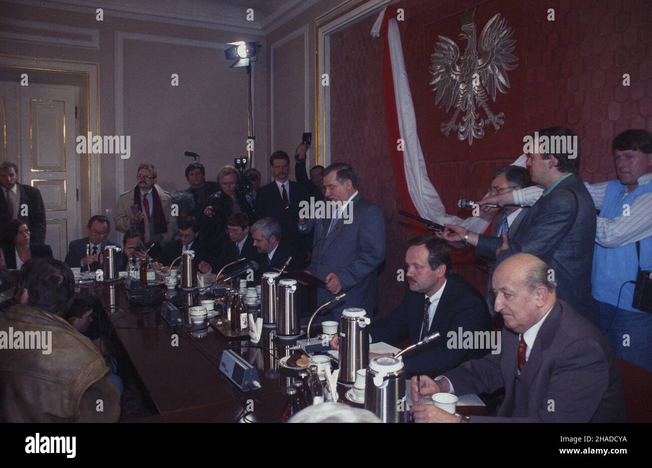 Warszawa 05,1991. Narada gospodarcza w Belwederze zorganizowana z inicjatywy doradców prezydenta RP Lecha Wa³êsy. Mia³a wymusiæ odejœcie od polityki ekonomicznej Leszka Balcerowicza. NZ. Dziennikarz radiowy Antoni Styrczula (P), g³ówny krytyk Leszka Balcerowicza, doradca prezydenta, ekonomista Stefan Kurowski (1P, siedzi), prezes Wy¿szego Urzêdu Górniczego Janusz Steinhoff (4P), prezydent RP Lech Wa³êsa (5P), obok prezydenta z lewej siedz¹: premier RP Jan Krzysztof Bielecki (7P), Minister finansów Leszek Balcerowicz (8P). mw PAP/Grzegorz Rogiñski Dok³adny dzieñ wydarzenia nieustalony. Stockfoto