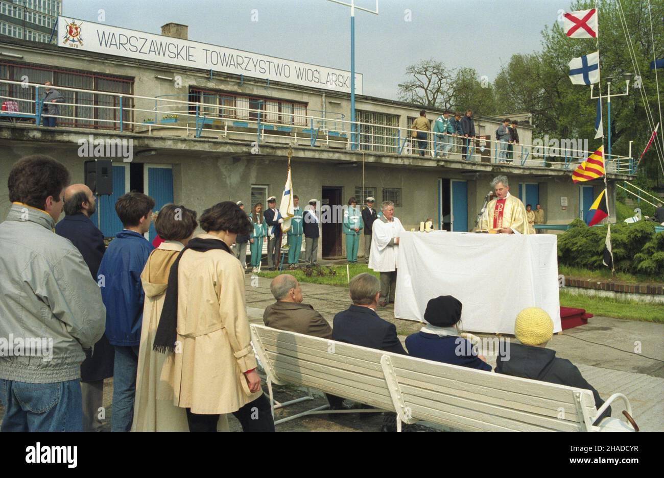 Warszawa 18.05.1991. Warszawskie Towarzystwo Wioœlarskie (WTW). NZ. Msza œwiêta polowa z okazji inauguracji sezonu wioœlarskiego. msa PAP/Andrzej Rybczyñski Warschau, 18. Mai 1991. Warschauer Ruderverein (WTW). Im Bild: Heilige Messe zur Eröffnung der Rudersaison. msa PAP/Andrzej Rybczynski Stockfoto