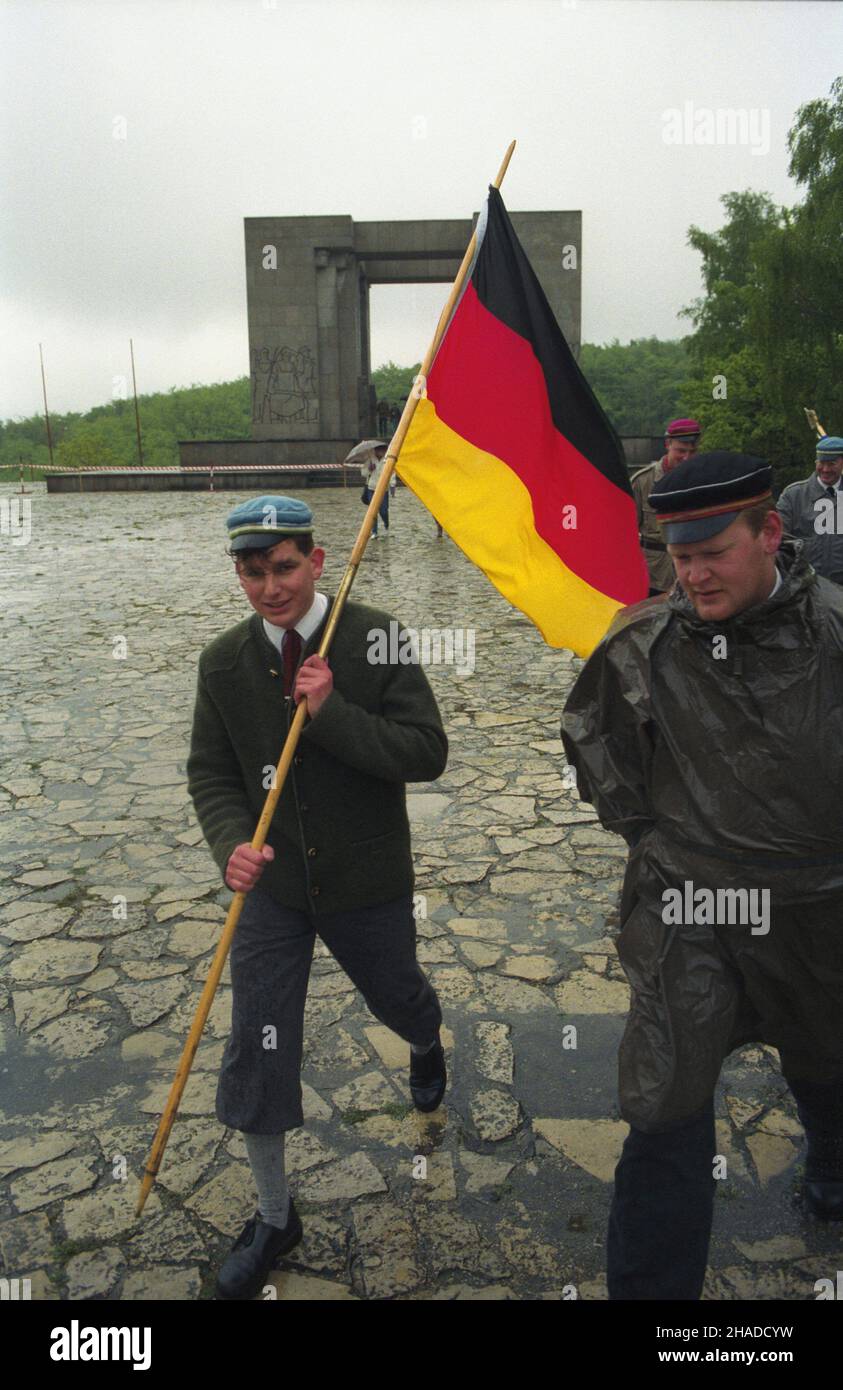 Góra œw. Anny 19.05.1991. Przyjacielskie spotkanie - impreza zorganizowana przez lokalne Ko³o Stowarzyszenia Spo³eczno-Kulturalnego Mniejszoœci Niemieckiej na Œl¹sku Opolskim i zarz¹d gminy Leœnica. Przybyli cz³onkowie mniejszoœci niemieckiej, delegacje z Republiki Federalnej Niemiec. NZ. Delegacja Burschenverein z Hamburga pod pomnikiem Czynu Powstañczego na Górze œw. Anny. msa PAP/Krzysztof Œwiderski Mount St. Anne, 19. Mai 1991. Ein freundschaftliches Treffen zwischen deutschen Minderheitenmitgliedern und Delegierten aus Westdeutschland, veranstaltet vom Deutschen Minderheitengesellschafts- und Kulturverein in Oppeln-Si Stockfoto