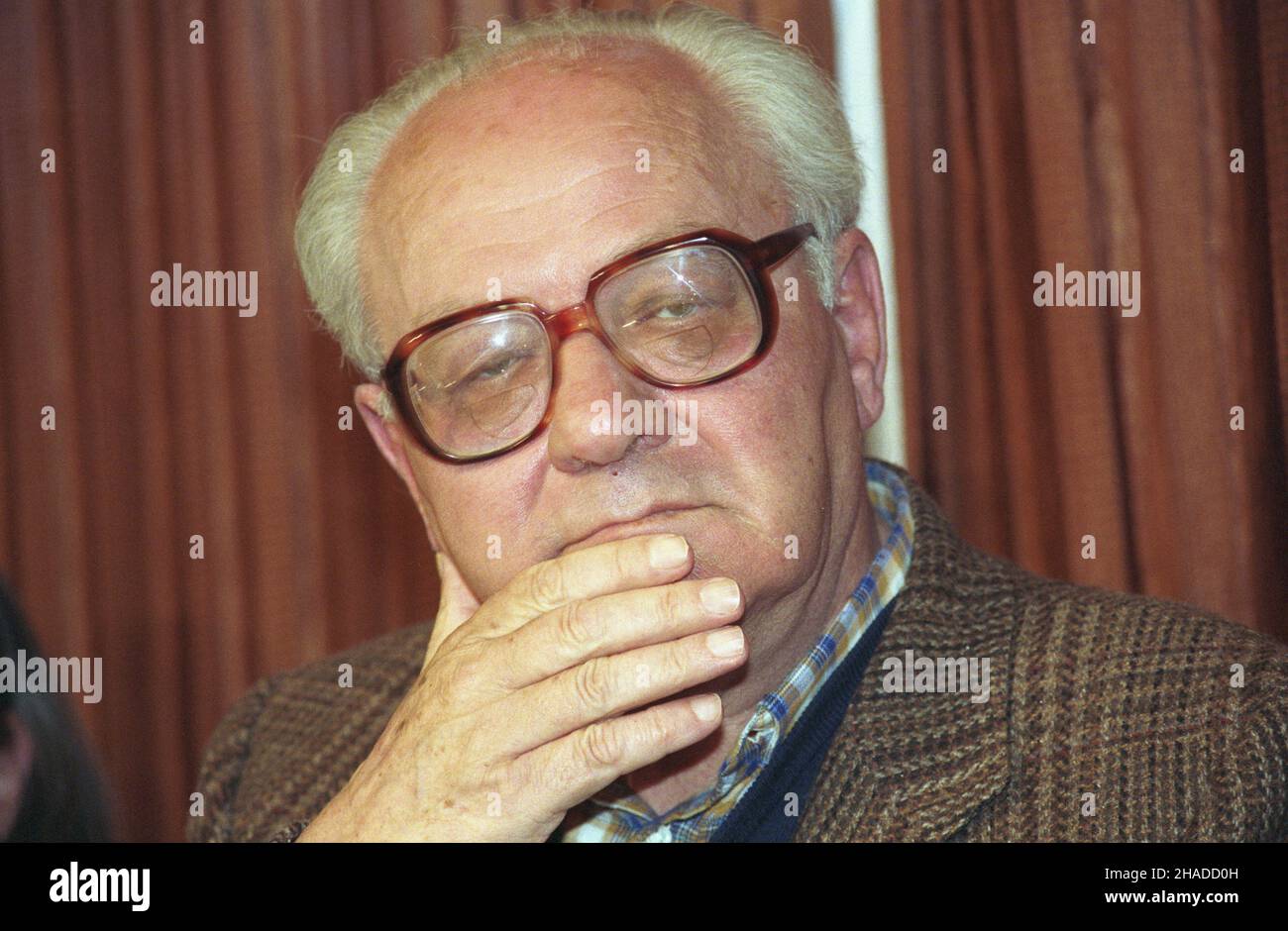 Warszawa 05,1991. Gustaw Herling-Grudziñski, pisarz, krytyk literacki, dziennikarz, ¿o³nierz, wiêzieñ ³agrów. Po 50 latach nieobecnoœci przyjecha³ do Polski 8 maja na uroczystoœæ nadania tytu³u doktora honoris causa przez Uniwersytet Poznañski. 13 i 14 maja spotka³ siê z czytelnikami w Pen Clubie i w Czytelniku. mw PAP/Grzegorz Rogiñski Dok³adny dzieñ wydarzenia nieustalony. Warschau, Mai 1991. Gustaw Herling-Grudzinski - Schriftsteller, Literaturkritiker, Journalist, Soldat, Gefangener sowjetischer Arbeitslager. Herling-Grudzinski besuchte Polen nach 50 Jahren Abwesenheit am 8. Mai, um ein h zu erhalten Stockfoto