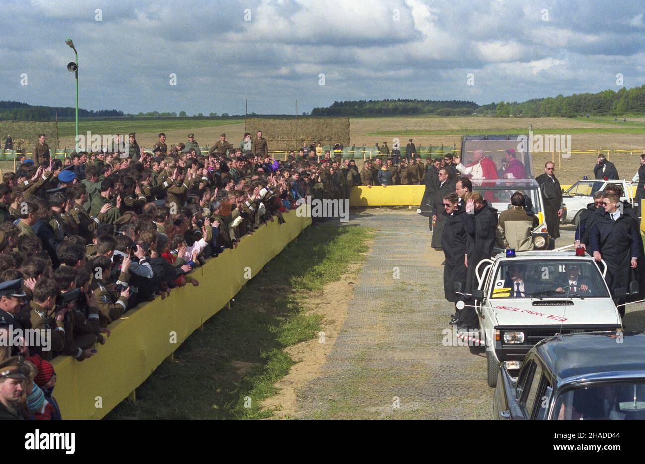 Zegrze Pomorskie 02.06.1991. IV pielgrzymka Papier¿A Jana Paw³a II do Polski. Spotkanie Ojca Œwiêtego z ¿o³nierzami Wojska Polskiego na lotnisku wojskowym pod Koszalinem. NZ. Papie¿ w papamobile, towarzyszy mu biskup polowy Wojska Polskiego gen. S³awoj Leszek G³ódŸ. mw PAP/Grzegorz Rogiñski Zegrze Pomorskie, 2. Juni 1991. Die vierte Pilgerreise von Papst Johannes Paul II. Nach Polen. Der Papst trifft Soldaten der polnischen Armee auf einem Militärflughafen in der Nähe von Koszalin. Im Bild: Der Papst im Papstmobil, begleitet vom Feldbischof der polnischen Armee, General Slawoj Leszek Glodz. mw PAP/Grzegorz Roginski Stockfoto