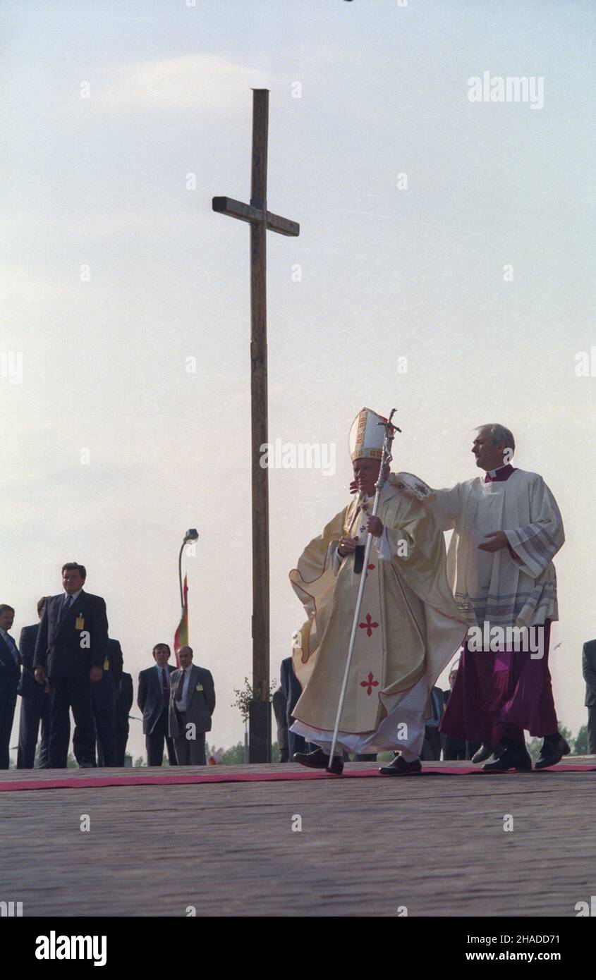 £om¿a 04.06.1991. IV pielgrzymka Papier¿A Jana Paw³a II (C) do Polski. Msza œwiêta dla rolników. Z prawej Mistrz Papieskich Ceremonii Liturgicznych pra³at Piero Marini. mw PAP/Wojciech Kryñski Lomza, Polen, 04. Juni 1991. Papst Johannes Paul II. (C) feiert die heilige Messe für die Bauern mit dem Meister der Päpstlichen liturgischen Feierlichkeiten, Prälat Piero Marini (R), in Lomza. Dies ist die Pilgerfahrt des Papstes nach Polen im Jahr 4th. PAP/WOJCIECH KRYNSKI Stockfoto