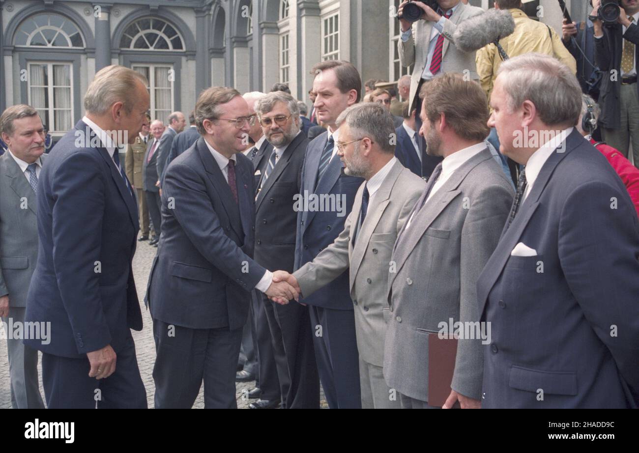 Belgia Bruksela 03.07.1991. Wizyta prezydenta RP Lecha Wa³êsy w Belgii (2-3.07.1991). Powitanie cz³onków polskiej delegacji. NZ. od lewej: Lech Wa³êsa, szef polskiego protoko³u dyplomatycznego Janusz Œwitkowski, Premier Belgii Wilfried Martens, szef Gabinetu Prezydenta RP Krzysztof Pusz, pe³nomocnikiem ds. Integracji europejskiej i pomocy zagranicznej Jacek SaryPrezydarski Wolski, rzej prozydenta w Mazzydász Mieczys³aw Belgien Brüssel 3 Juli 1991. Polens Präsident Lech Walesa besucht die Stadt Stockfoto