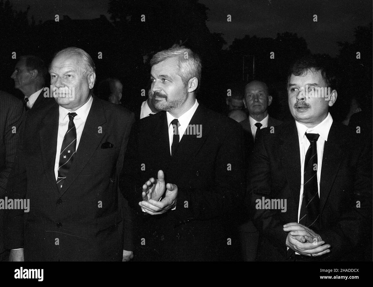 Warszawa, 1991-07-31. Obchody 47 rocznicy wybuchu Powstania Warszawskiego. NZ. od lewej: marsza³ek Senatu - Andrzej Stelmachowski, Premier - Jan Krzysztof Bielecki i Minister stanu do spraw bezpieczeñstwa w Kancelarii Prezydenta RP, nadzoruj¹cy Biuro Bezpieczeñstwa Narodowego - Lech Kaczyñski. ppr PAP/Witold Rozmys³owicz Stockfoto