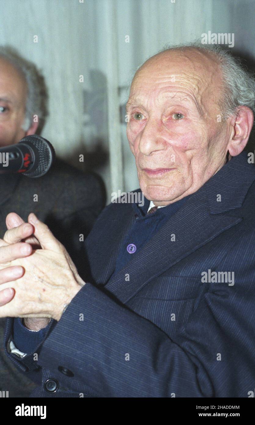 Warszawa 12,1991. Pisarz, prozaik, Dramaturg i dziennikarz Julian Stryjkowski. ka PAP/Andrzej Rybczyñski Dok³adny dzieñ wydarzenia nieustalony. Warschau Dezember 1991. Autor, Dramatiker und Journalist Julian Stryjkowski. ka PAP/Andrzej Rybczynski Termin unbekannt. Stockfoto