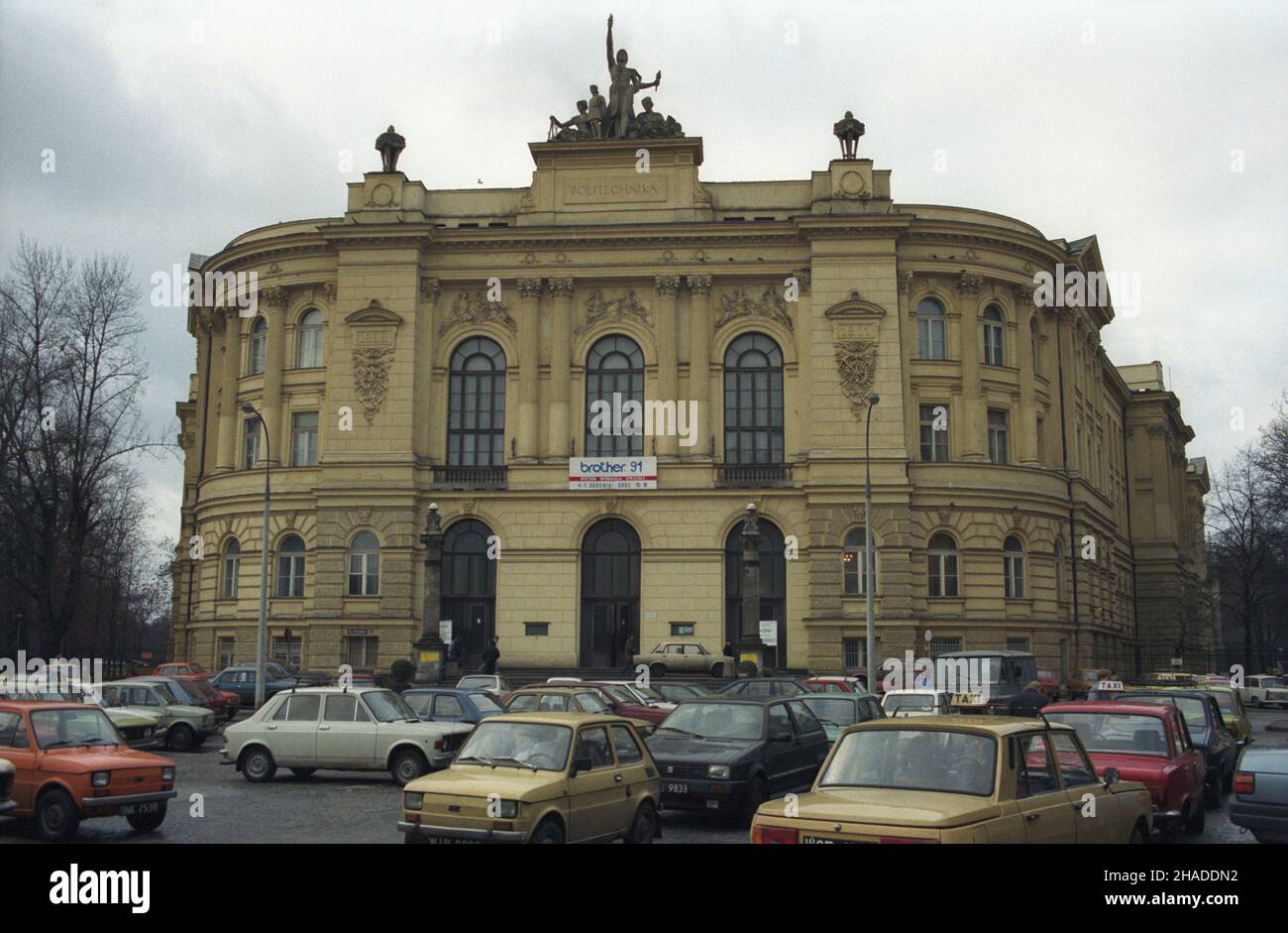 Warszawa 12,1991. Eklektyczny gmach Politechniki Warszawskiej z lat 1899-1901, zaprojektowany przez Stefana Szyllera. ka PAP/Janusz Mazur Dok³adny dzieñ wydarzenia nieustalony. Warschau Dezember 1991. Eklektisches Gebäude der Warschauer Technischen Universität, erbaut 1899-1901, entworfen von Stefan Szyller. ka PAP/Janusz Mazur Termin unbekannt. Stockfoto