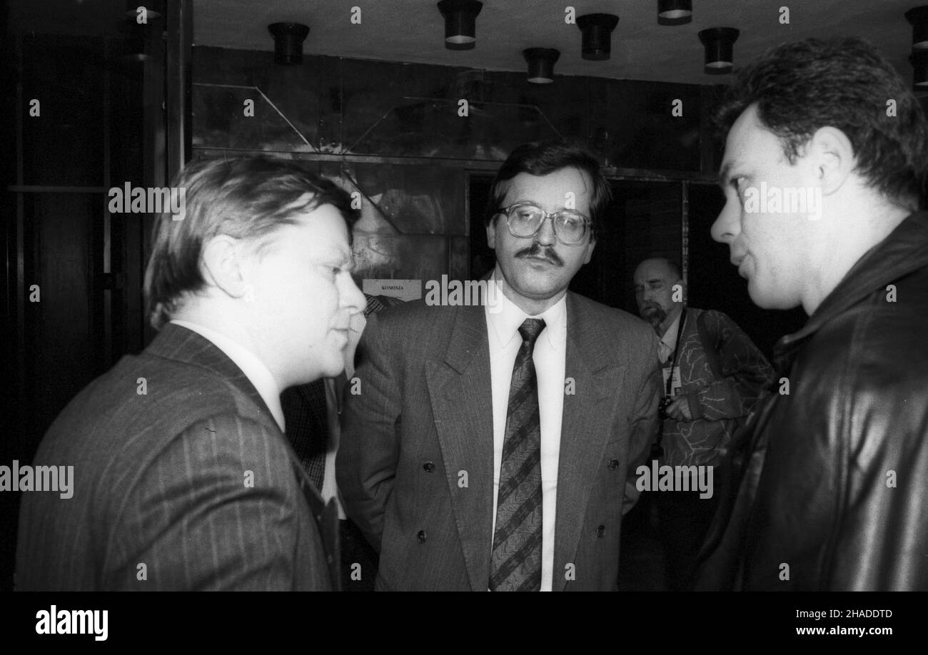 Warszawa 09.04.1992. Posiedzenie Sejmowej Komisji Obrony Narodowej, w gmachu Sejmu. NZ. m.in. przewodnicz¹cy Komisji Maciej Zalewski (L), pose³ Unii Demokratycznej Bronis³aw Komorowski (C) w kuluarach obrad. meg PAP/Adam Urbanek Stockfoto