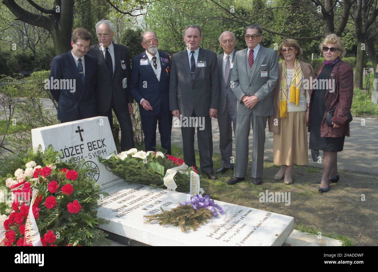 Warszawa 05,1992. Œwiatowy zjazd pracowników i dyplomatów Ministerstwa Spraw Zagranicznych oraz sekcji Spraw Zagranicznych Delegatura Rz¹du na Kraj z lat 1918-1945 (02-04.05.1991). Dyplomaci przy grobie ministra spraw zagranicznych Józefa Becka na Cmentarzu Wojskowym na Pow¹zkach. NZ. m.in. od lewej dyplomata Tomasz Lis, by³y pracownik Konsulatu RP w Rzymie, sekretarz osobisty Józefa Becka Ludwik £ubieñski, by³y konsul RP w Rydze Franciszek Kapeliñski, radca MSZ Roman Gu³a, by³y pracownik Wydzia³u Prasowego MSZ Zbigniew B³a¿yñski, by³y konsul RP w Jorym Józefa Ku, Kazimento Stockfoto