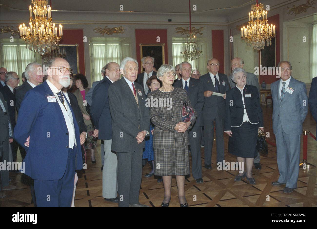 Warszawa 05,1992. Œwiatowy zjazd w dniach 2-4 maja pracowników i dyplomatów Ministerstwa Spraw Zagranicznych oraz sekcji Spraw Zagranicznych Delegatura Rz¹du na Kraj z lat 1918-1945. Uroczyste spotkanie na Zamku Królewskim. NZ. m.in. by³y konsul RP w Rydze Franciszek Kapeliñski (na pierwszym planie, 1L), by³y pracownik MSZ Adam Stahl (na pierwszym planie, 2L). ka PAP/Andrzej Rybczyñski Dok³adny dzieñ wydarzenia nieustalony. Warschau Mai 1992. Vom 2. Bis 4. Mai fand der Weltkongress der diplomatischen Mitarbeiter der polnischen Regierung vor WW2 und der Exilregierung aus dem Krieg (1918-1945) statt. Empfang im Royal Ca Stockfoto