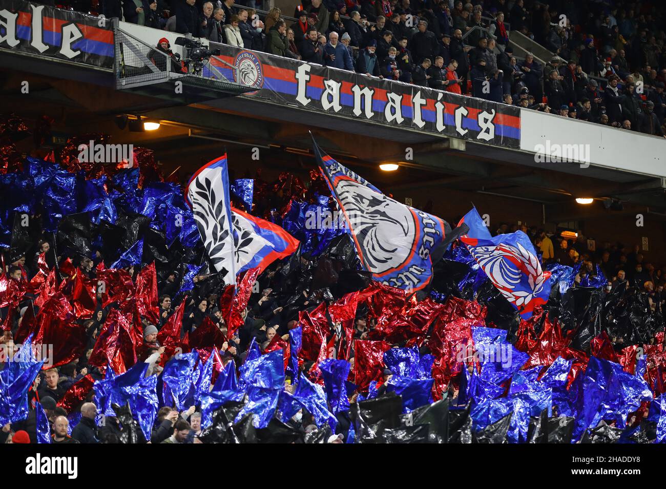 London, England, 12th. Dezember 2021. Crystal Palace-Fans während des Premier League-Spiels im Selhurst Park, London. Bildnachweis sollte lauten: David Klein / Sportimage Kredit: Sportimage/Alamy Live News Stockfoto