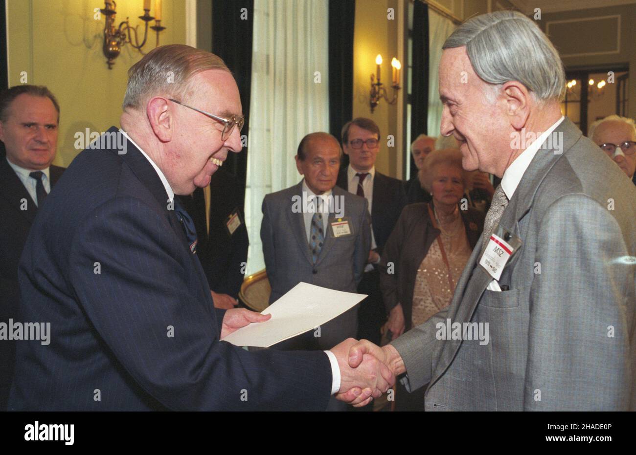 Warszawa 05,1992. Œwiatowy zjazd w dniach 2-4 maja pracowników i dyplomatów Ministerstwa Spraw Zagranicznych oraz sekcji Spraw Zagranicznych Delegatura Rz¹du na Kraj z lat 1918-1945. Spotkanie w pa³acyku Ministerstwa Spraw Zagranicznych przy ulicy Foksal (pa³ac PrzeŸdzieckich) zakoñczone wrêczeniem pami¹tkowych dyplomów. NZ. minister spraw zagranicznych Krzysztof Skubiszewski (L) i prawnik, by³y pracownik sekcji Spraw Zagranicznych Delegierte Rz¹du Londyñskiego Wieñczys³aw Wagner (P). ka PAP/Andrzej Rybczyñski Dok³adny dzieñ wydarzenia nieustalony. Warschau Mai 1992. Die Welt steht fest Stockfoto