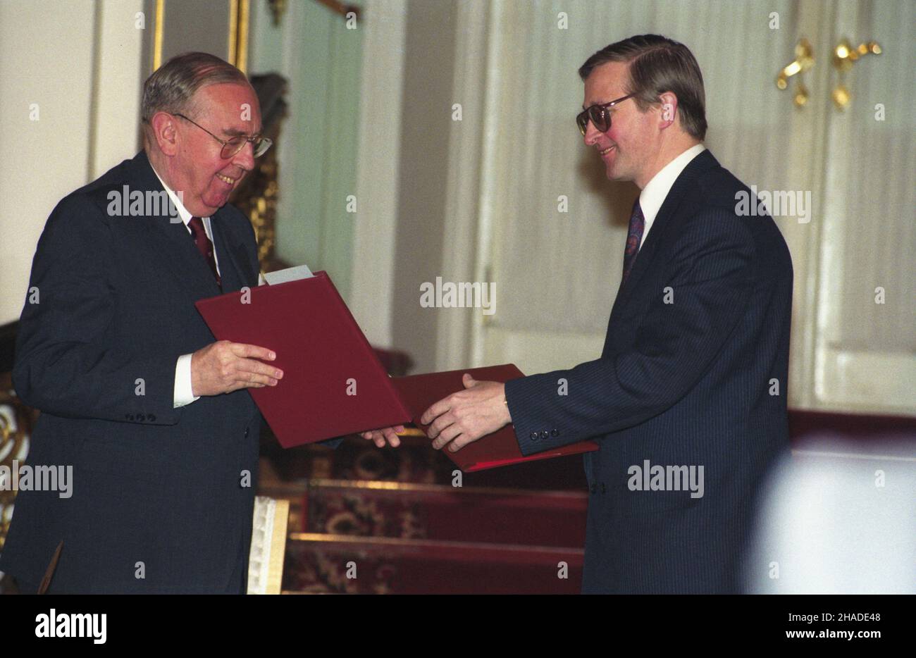 Rosja Moskwa 22.05.1992. Wizyta prezydenta RP Lecha Wa³êsy w Federacji Rosyjskiej w dniach 21-23 maja 1992 r. NZ. Podpisano seriê porozumieñ dotycz¹cych wycofania wojsk radzieckich z Polski, dotycz¹cych g³ównie kwestii finansowych zwi¹zanych z operacj¹. Polski Minister spraw zagranicznych Krzysztof Skubiszewski (L) i wicepremier Rosji Aleksander Szochin (P) na Kremlu. wb PAP/Janusz Mazur Russland Moskau 22. Mai 1992. Polens Präsident Lech Walesa besucht die Russische Föderation vom 21. Bis 23. Mai 1992. Im Bild: Eine Reihe von Vereinbarungen über den Abzug der sowjetischen Truppen aus Polen wurden unterzeichnet Stockfoto