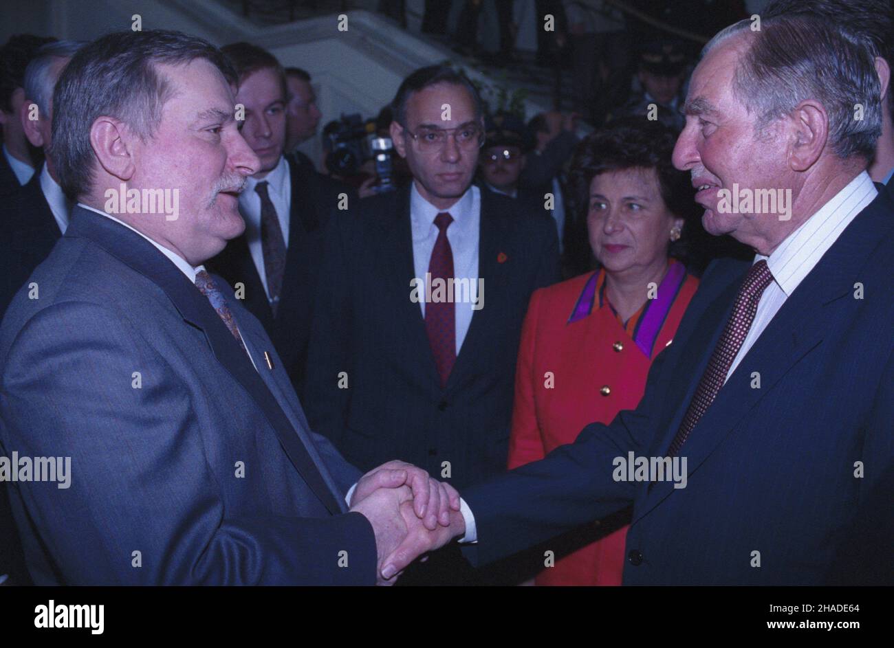 Warszawa 28.05.1992. Wizyta prezydenta Izraela Chaima Herzoga w Polsce. NZ. Spotkanie Chaima Herzoga (P) z prezydentem RP Lechem Wa³ês¹ (L) w Sejmie. Obok stoi m.in.: ¿ona prezydenta Izraela Aura Herzog (2P). wb PAP/Janusz Mazur Warschau, Polen, 28. Mai 1992. Der israelische Präsident Chaim Herzog (R) schüttelt bei einem Treffen in Sejm in Warschau die Hand mit dem polnischen Präsidenten Lech Walesa (L) und der israelischen First Lady Aura Herzog (2-R). PAP/JANUSZ MAZUR Stockfoto