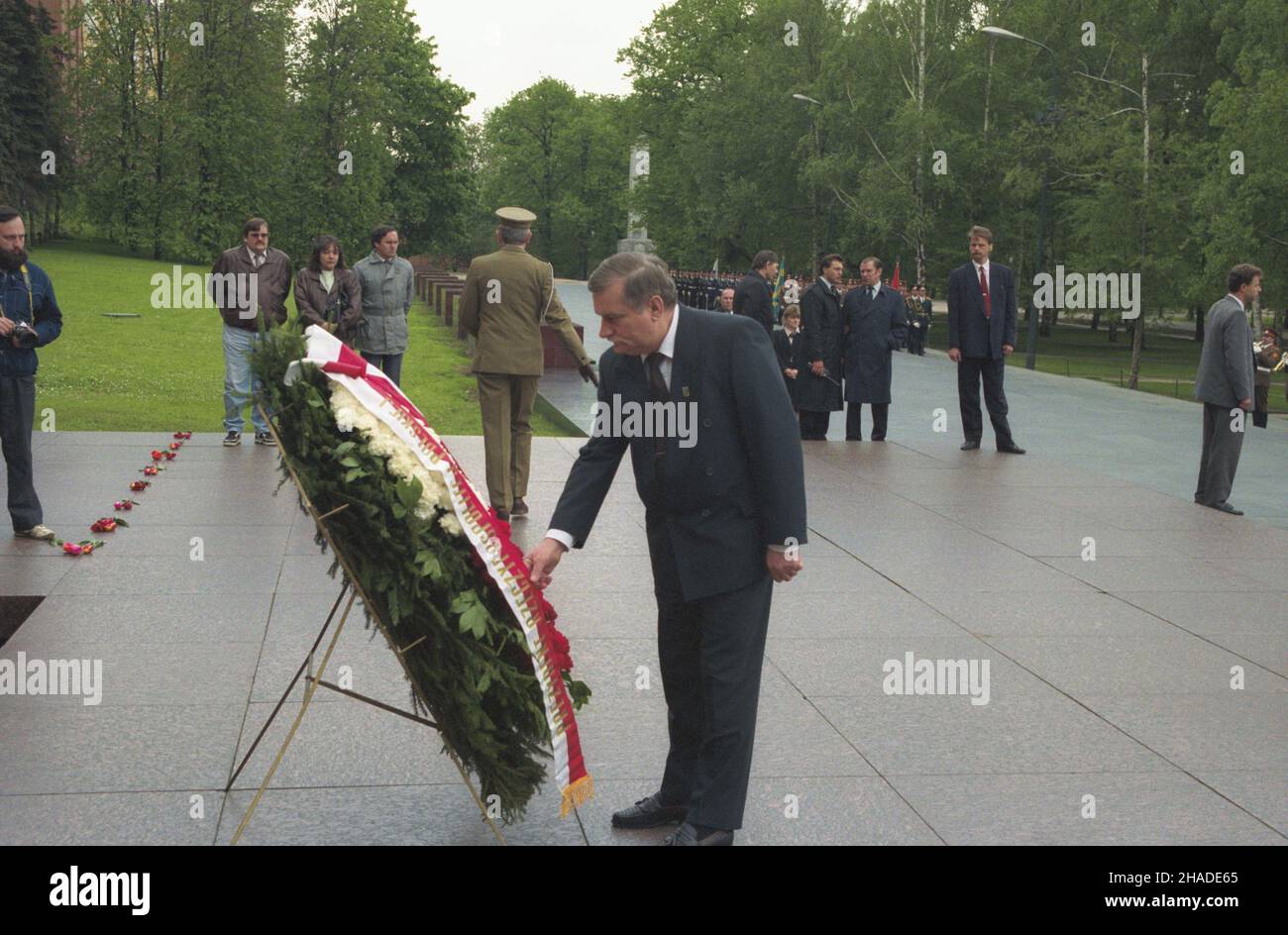 Rosja Moskwa 22.05.1992. Wizyta prezydenta RP Lecha Wa³êsy w Federacji Rosyjskiej w dniach 21-23 maja 1992 r. NZ. Prezydent Wa³êsa sk³ada wieniec przed Grobem Nieznanego ¯o³nierza, w Ogrodzie Aleksandrowskim pod murami Kremla. wb PAP/Janusz Mazur Russland Moskau 22. Mai 1992. Polens Präsident Lech Walesa besucht die Russische Föderation vom 21. Bis 23. Mai 1992. Im Bild: Präsident Walesa legt einen Kranz am Grab des unbekannten Soldaten in den Alexander-Gärten, die sich entlang der Kremlmauer erstrecken. wb PAP/Janusz Mazur Stockfoto