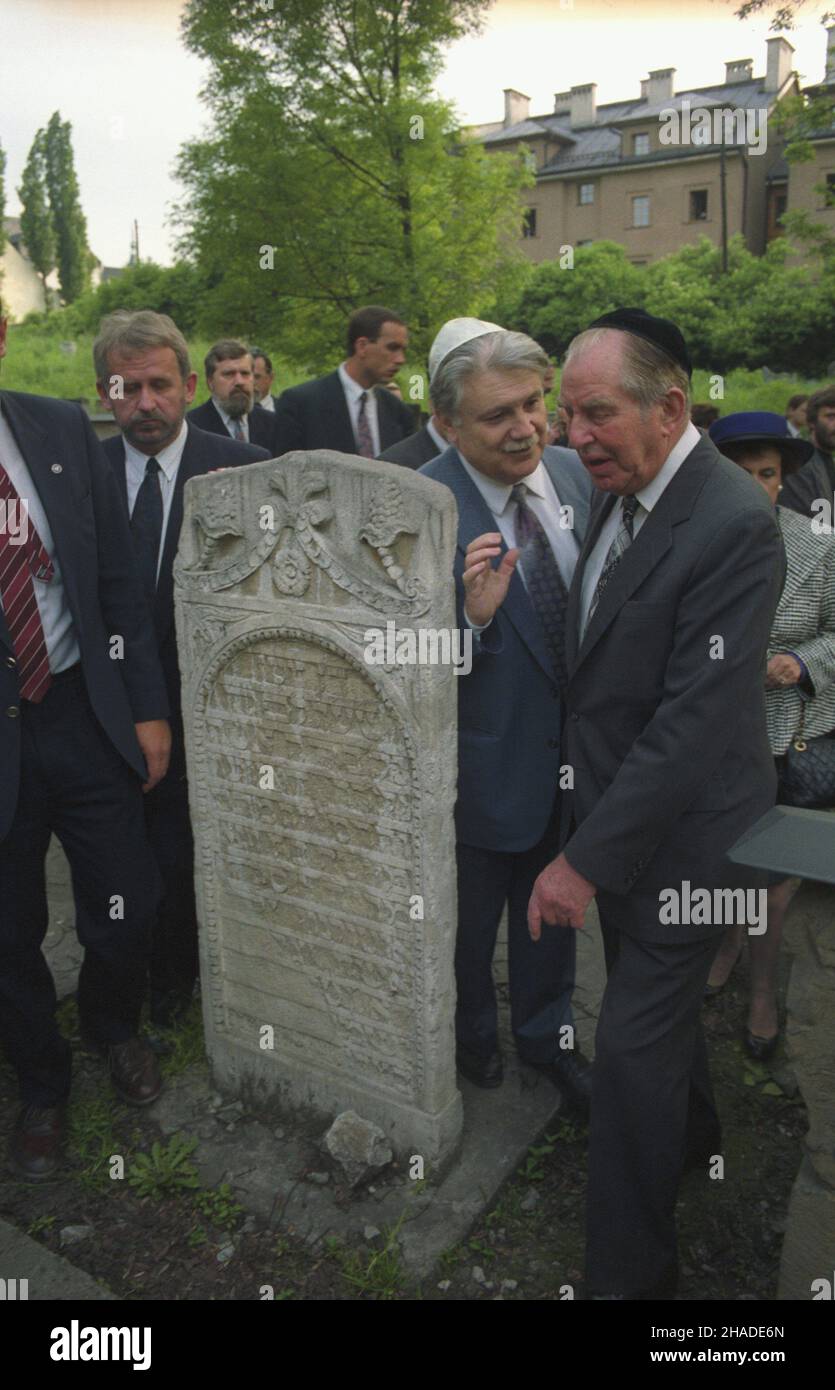 Kraków 26.05.1992. Wizyta prezydenta Izraela Chaima Herzoga w Polsce. Nz. Chaim Herzog (P) Zwiedza cmentarz Remuh w w zielnicy Kazimierz. wb PAP/Jacek Bednarczyk Krakau, Polen, 26. Mai 1992. Der israelische Präsident Chaim Herzog (R) besucht den Remuh-Friedhof im Bezirk Kazimierz in Krakau. Präsident Herzog besucht Polen. PAP/JACEK BEDNARCZYK Stockfoto