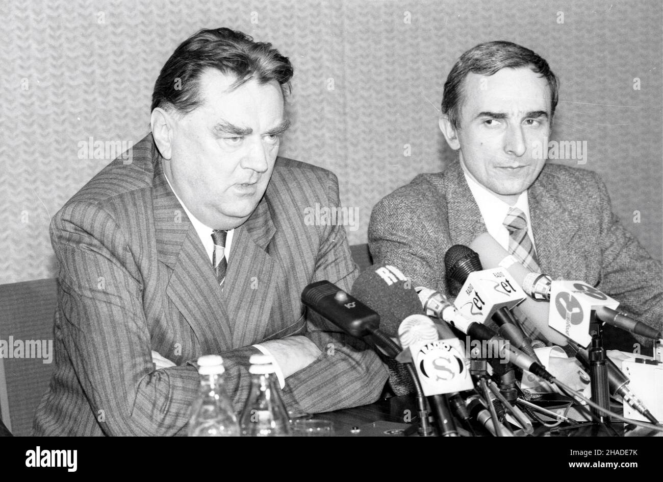 Warszawa, 1992-06-04. Premier Jan Olszewski (L) i szef Urzêdu Ochrony Pañstwa (UOP) Piotr Naimski (P) odpowiadaj¹ na pytania dziennikarzy, podczas konferencji prasowej w Urzêdzie Rady Ministrów. ar/pp PAP/Andrzej Rybczyñski Stockfoto