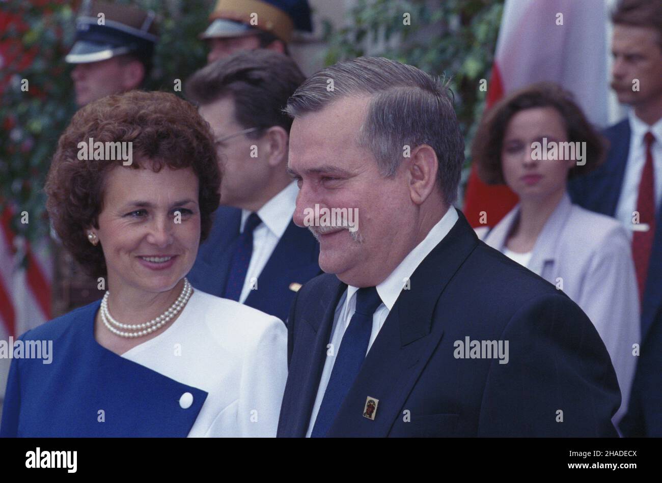 Warszawa 05.07.1992. Wizyta prezydenta Stanów Zjednoczonych Ameryki George'a Busha w Polsce. Oficjalne powitanie na dziedziñcu Zamku Królewskiego. NZ. Prezydent RP Lech Wa³êsa (P) z ¿on¹ Danut¹ (L). wb PAP/Stefan Kraszewski Warschau, Polen, 05. Juli 1992. Der polnische Präsident Lech Walesa (2-R) und seine Frau Danuta Walesa (L) bei einer offiziellen Begrüßungszeremonie des Präsidenten der Vereinigten Staaten im Hof des Königsschlosses in Warschau. Präsident Bush und seine Frau sind zu einem offiziellen Besuch in Polen. PAP/STEFAN KRASZEWSKI Stockfoto